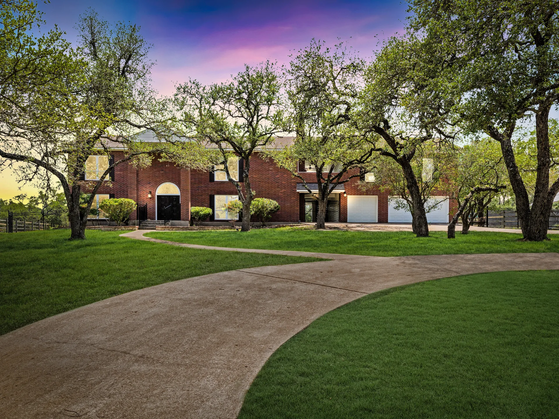 Designer-Renovated 6BR Estate Including Private Guest Apartment on 1.48 Acres photo 2
