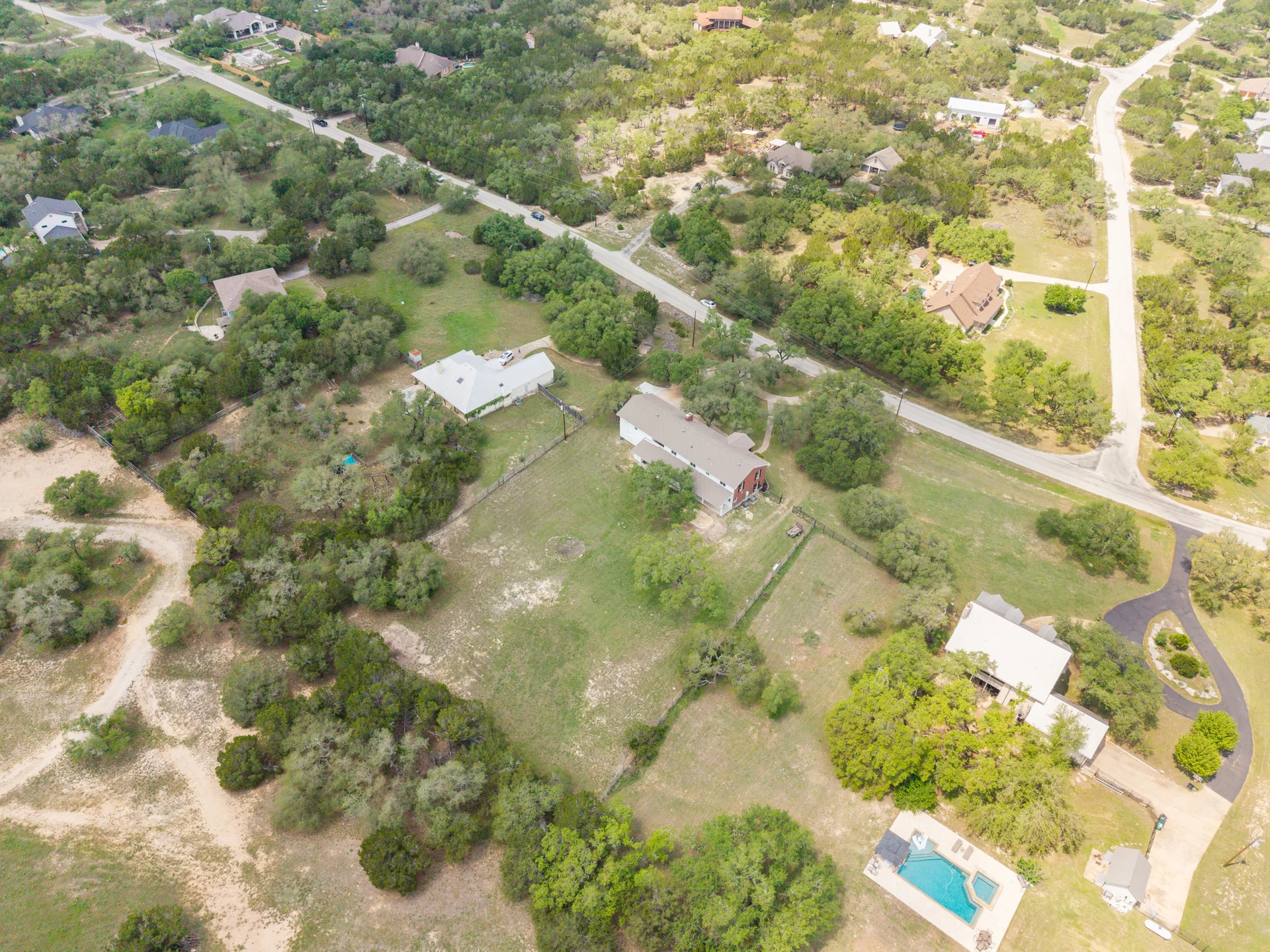 Designer-Renovated 6BR Estate Including Private Guest Apartment on 1.48 Acres photo 41