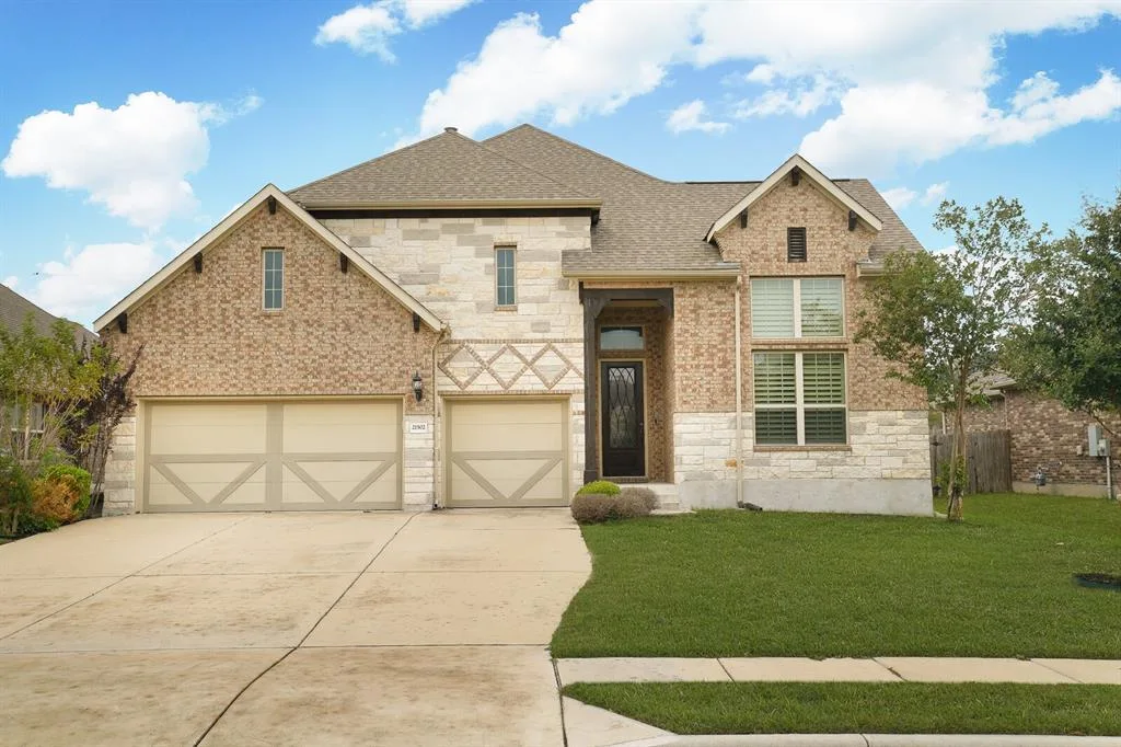 Light-Filled Cul-de-Sac Beauty | Open Layout, Dreamy Backyard & Prime Location