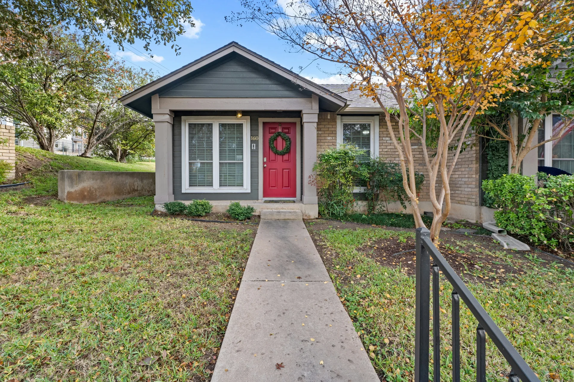 Bright & Chic Corner Lot Home in Coppertree Condos photo 4