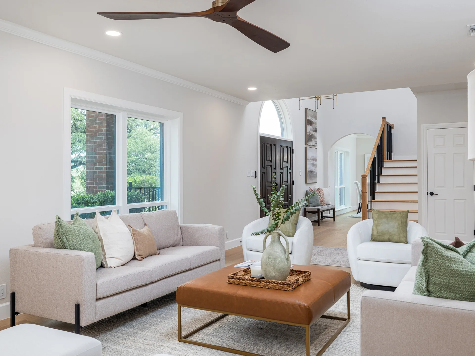 Designer-Renovated 6BR Estate Including Private Guest Apartment on 1.48 Acres photo 6