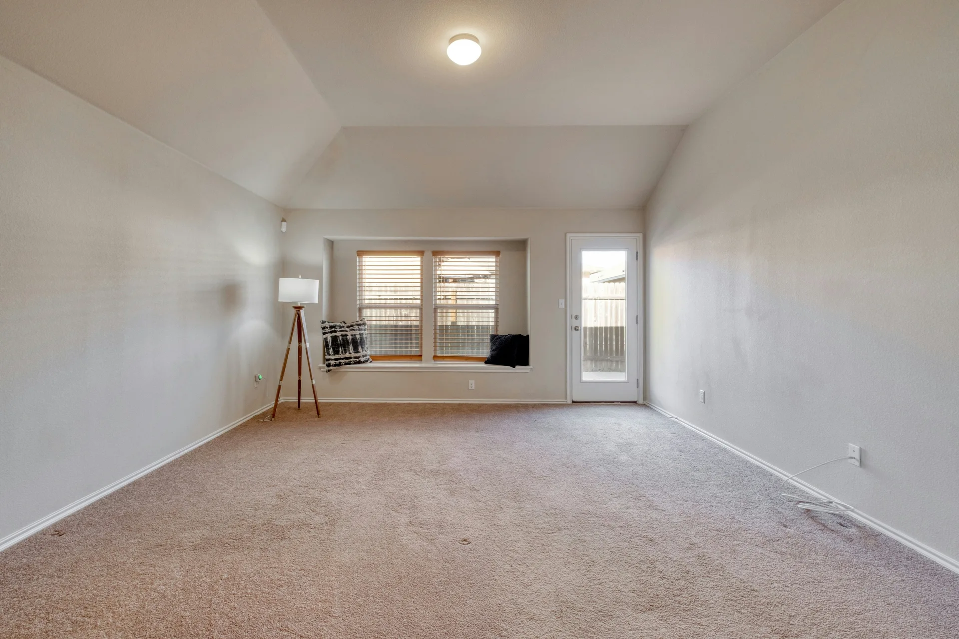 Rare Cul-de-Sac Gem in Manor – With No Neighbor on One Side and Access to HOA-owned Greenspace Right Outside Your Doorstep! photo 8