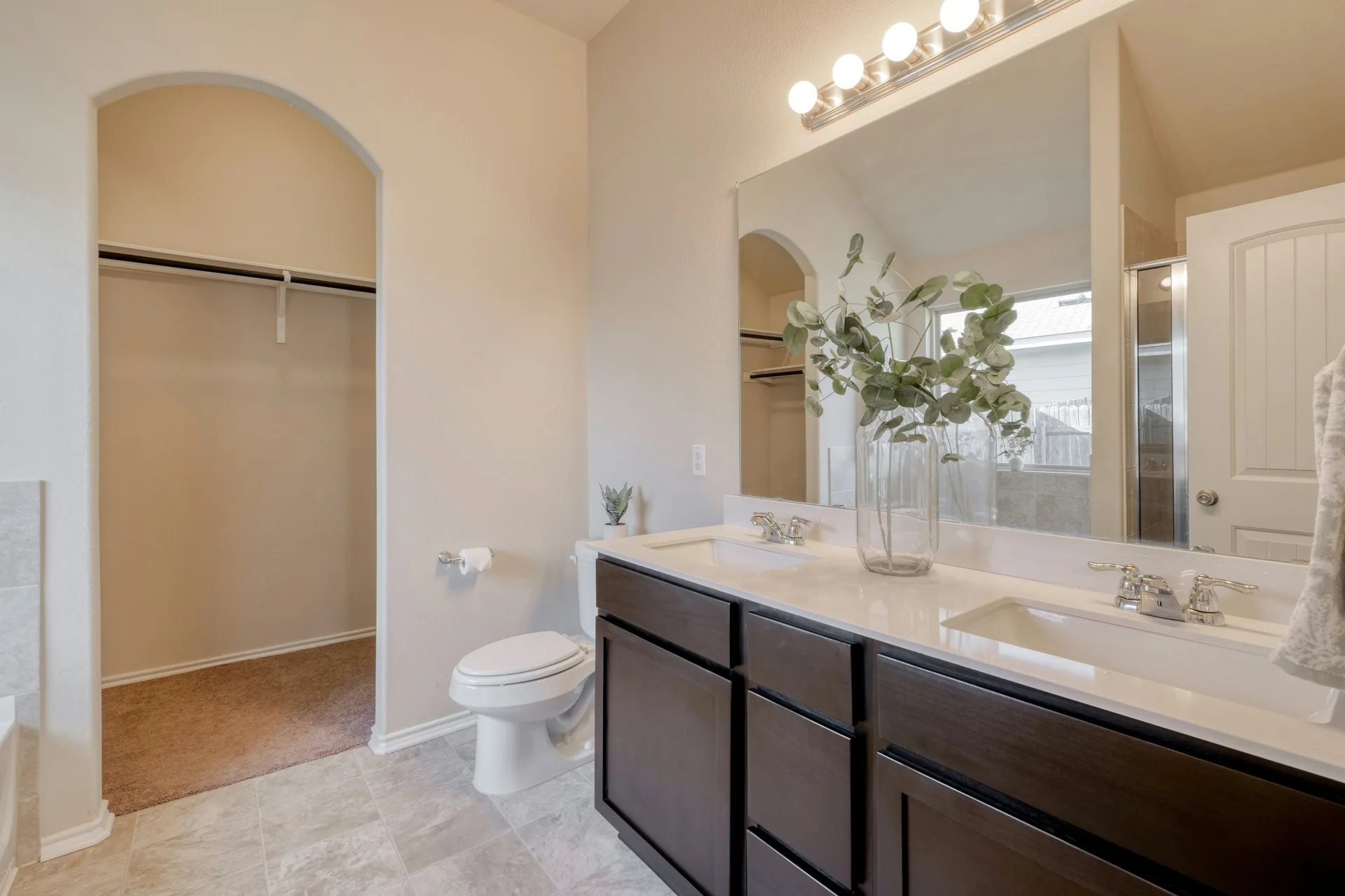 Rare Cul-de-Sac Gem in Manor – With No Neighbor on One Side and Access to HOA-owned Greenspace Right Outside Your Doorstep! photo 14