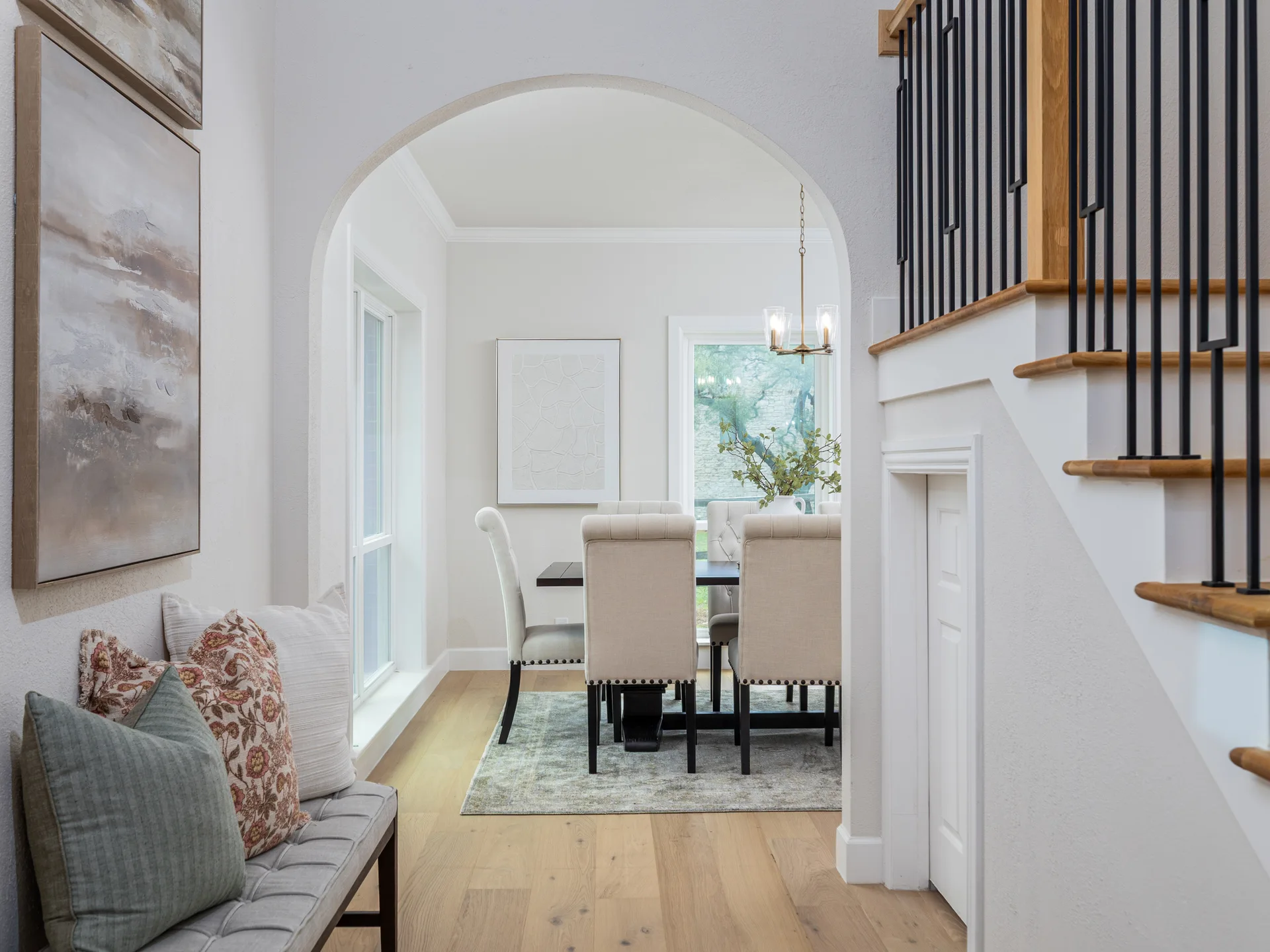 Designer-Renovated 6BR Estate Including Private Guest Apartment on 1.48 Acres photo 3