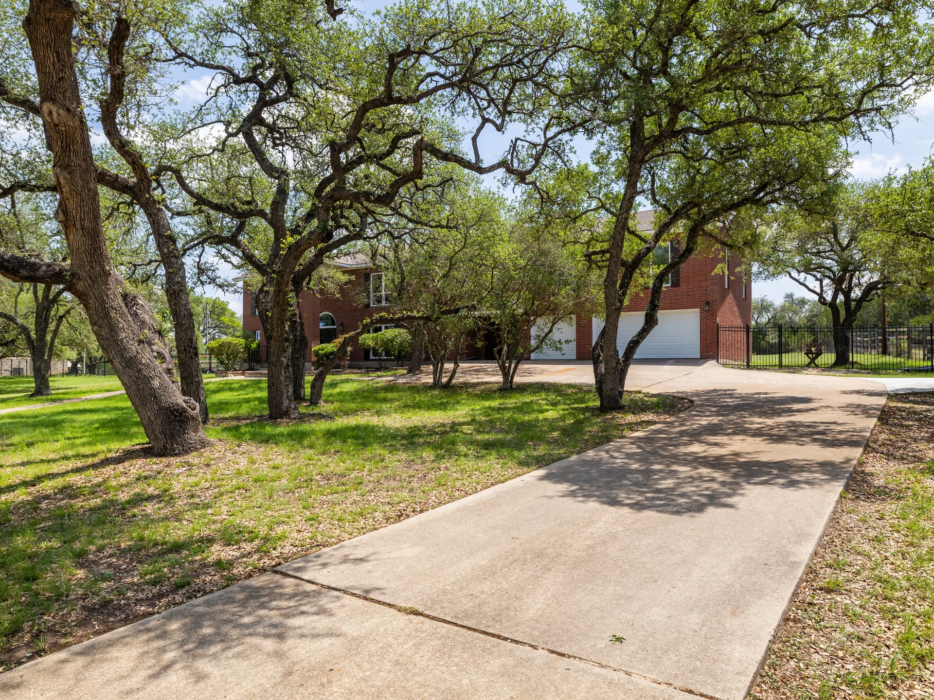 Designer-Renovated 6BR Estate Including Private Guest Apartment on 1.48 Acres photo 44