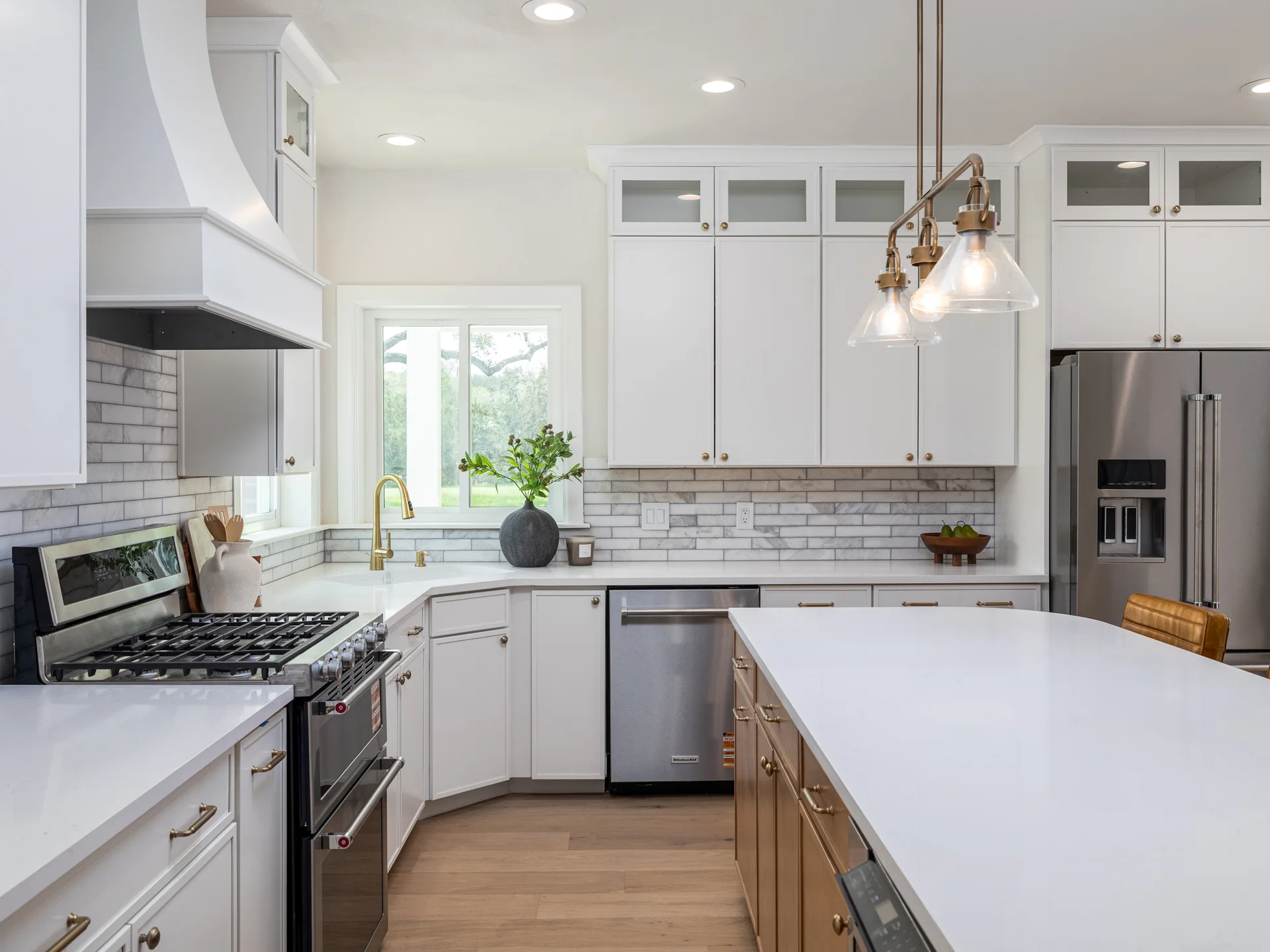 Designer-Renovated 6BR Estate Including Private Guest Apartment on 1.48 Acres photo 10