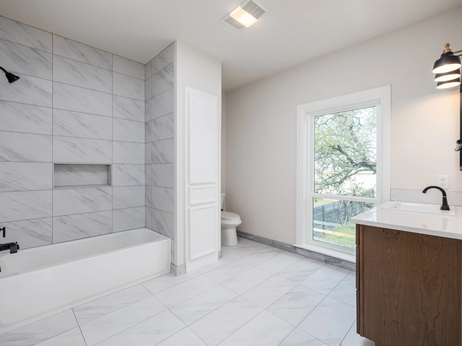 Designer-Renovated 6BR Estate Including Private Guest Apartment on 1.48 Acres photo 26