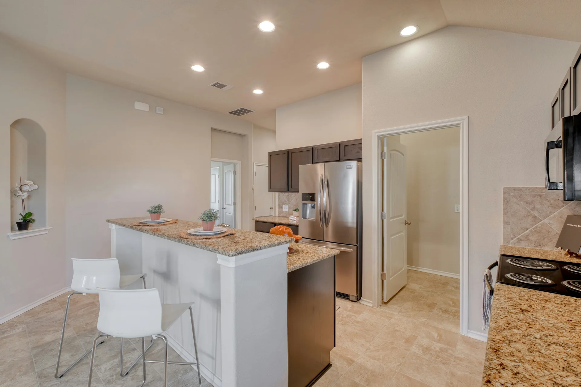 Rare Cul-de-Sac Gem in Manor – With No Neighbor on One Side and Access to HOA-owned Greenspace Right Outside Your Doorstep! photo 5