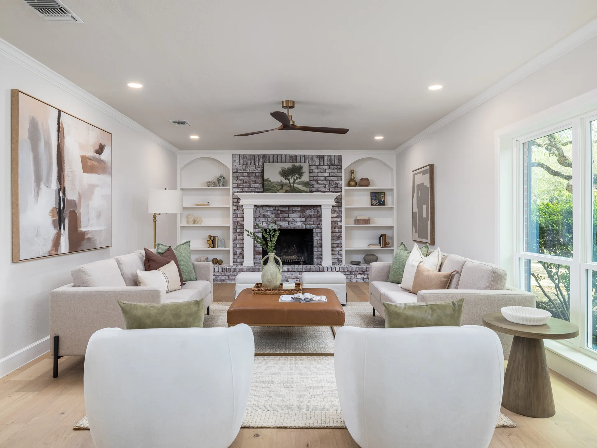 Designer-Renovated 6BR Estate Including Private Guest Apartment on 1.48 Acres photo 4