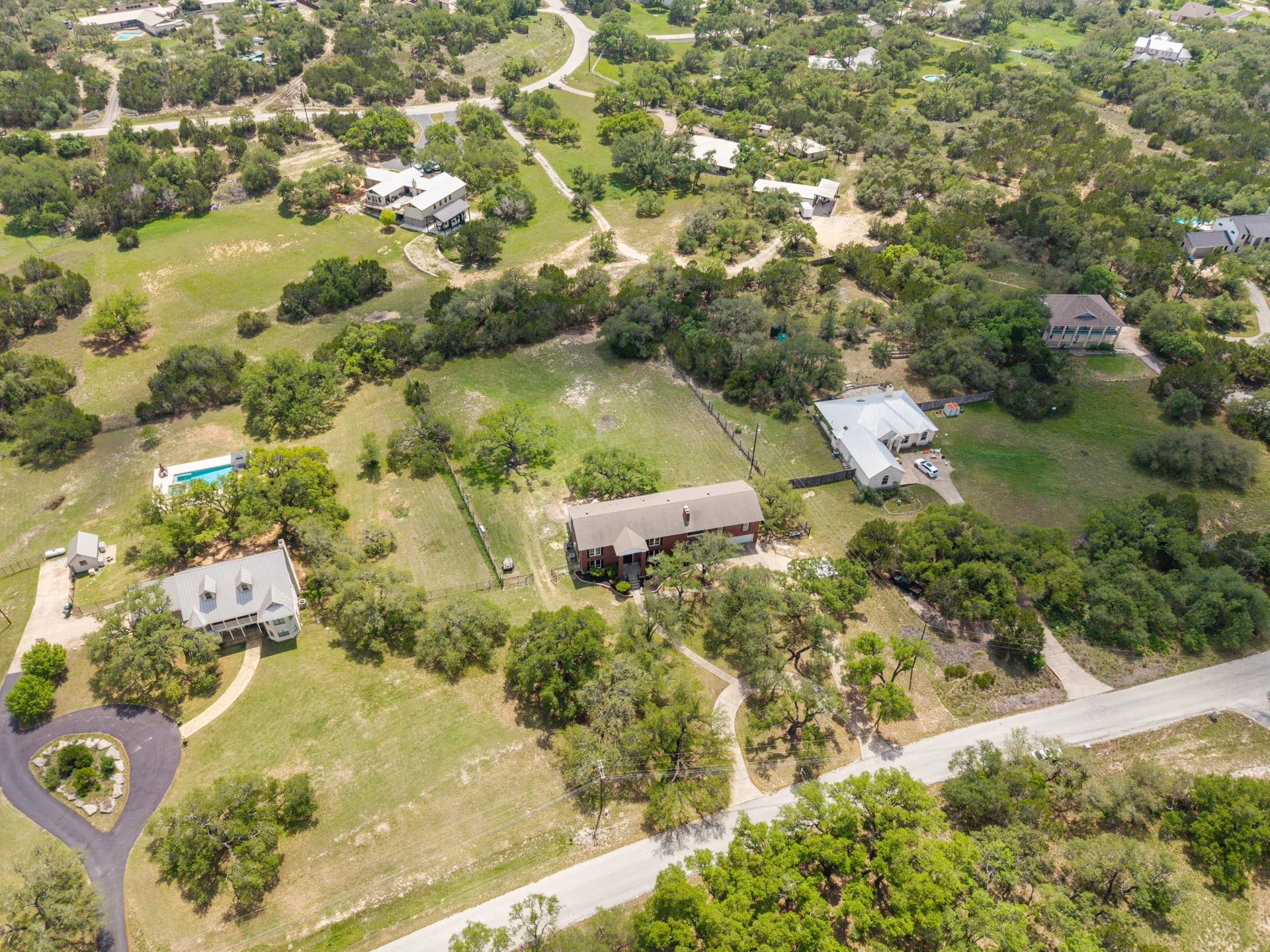 Designer-Renovated 6BR Estate Including Private Guest Apartment on 1.48 Acres photo 48
