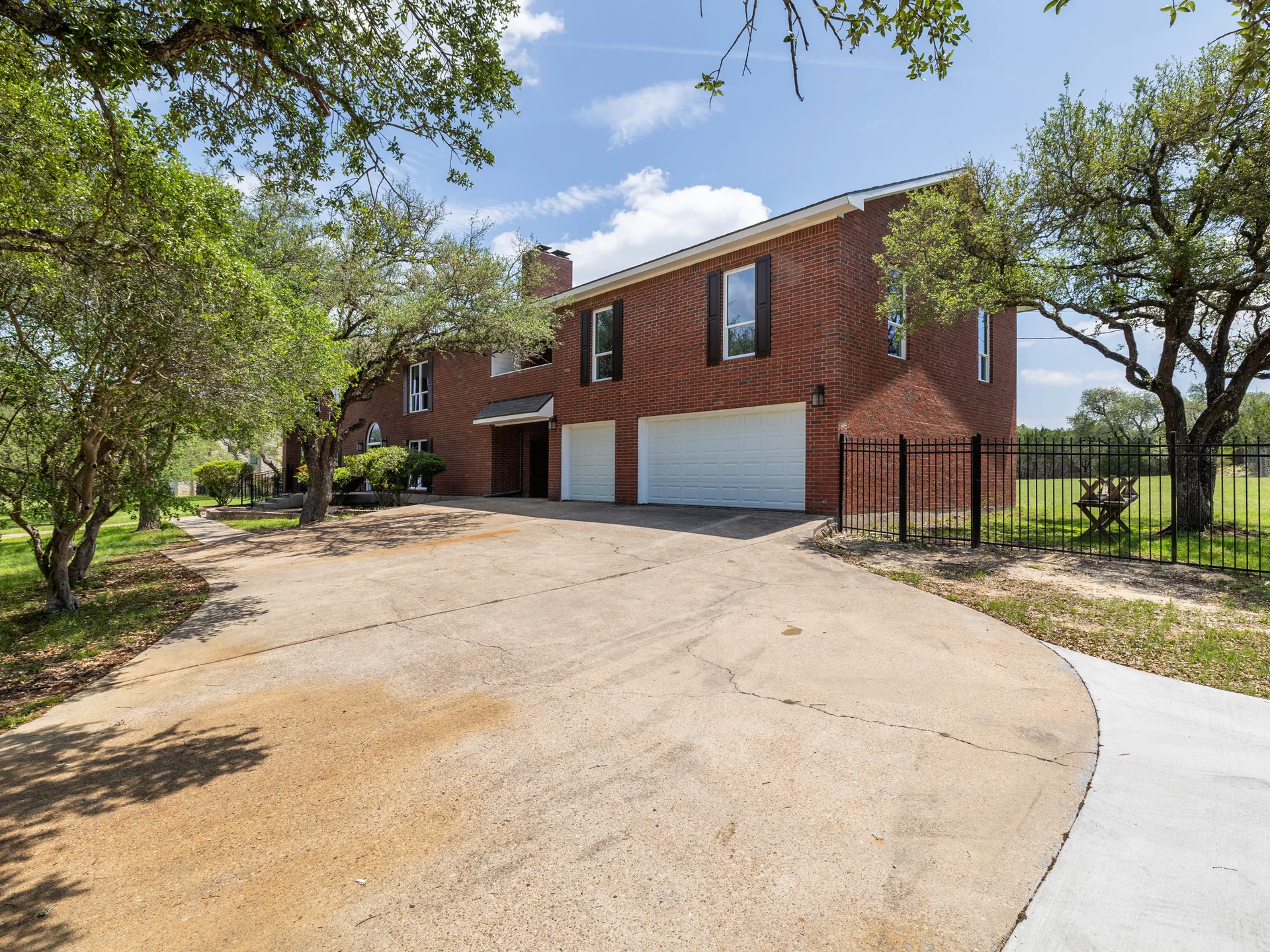 Designer-Renovated 6BR Estate Including Private Guest Apartment on 1.48 Acres photo 39