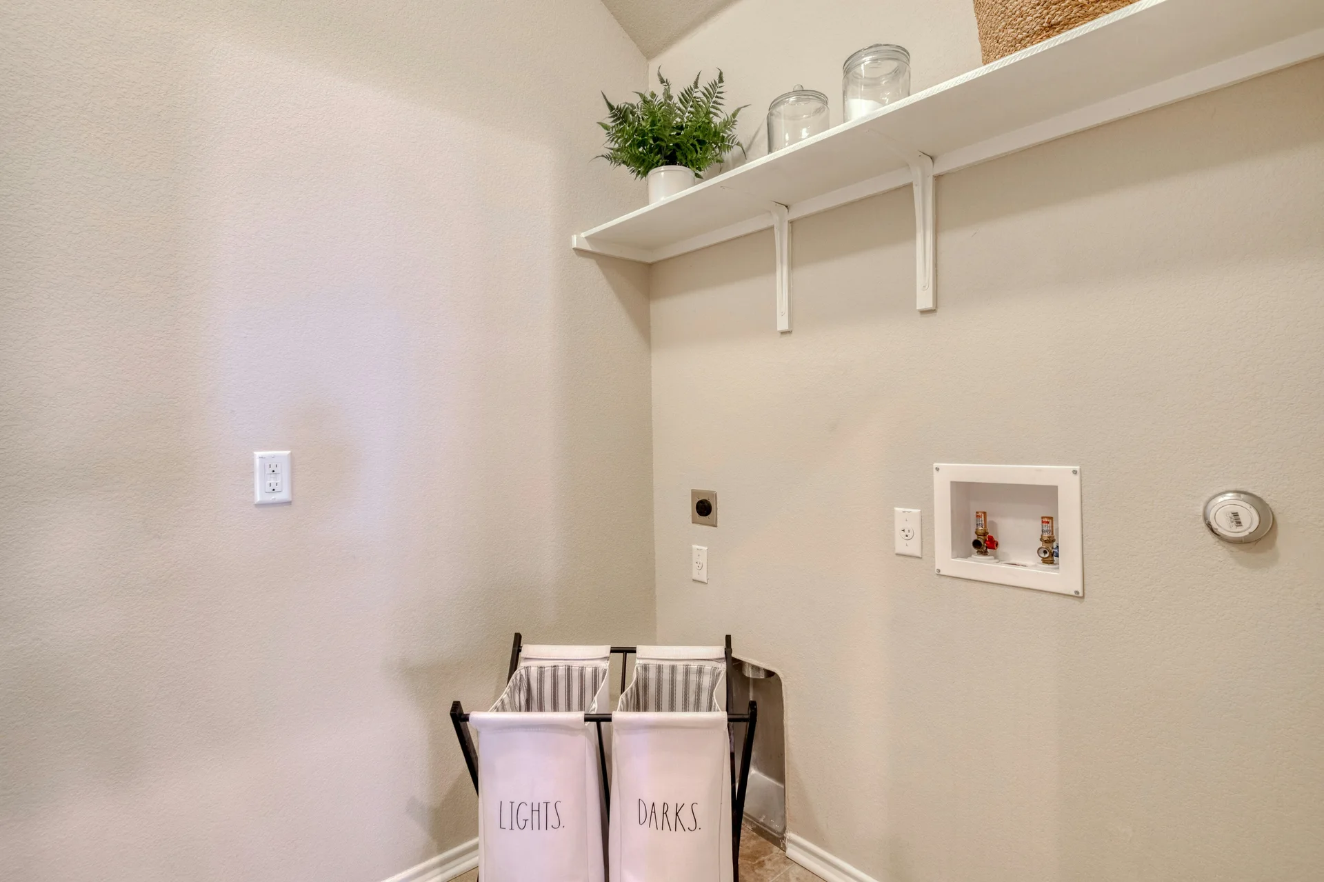Rare Cul-de-Sac Gem in Manor – With No Neighbor on One Side and Access to HOA-owned Greenspace Right Outside Your Doorstep! photo 20