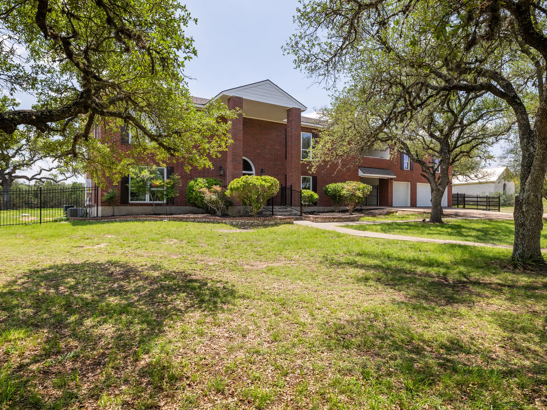 Designer-Renovated 6BR Estate Including Private Guest Apartment on 1.48 Acres photo 40