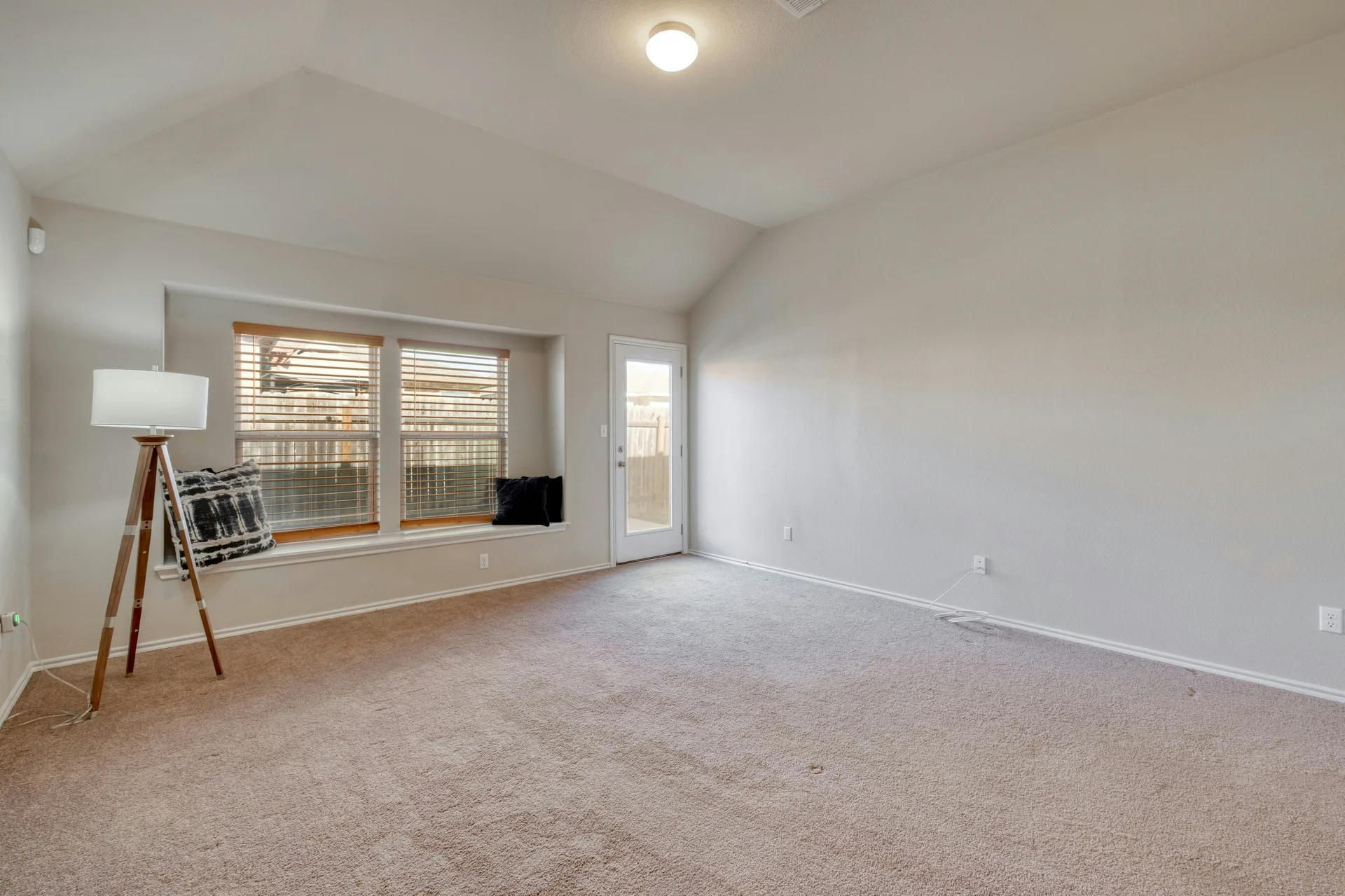 Rare Cul-de-Sac Gem in Manor – With No Neighbor on One Side and Access to HOA-owned Greenspace Right Outside Your Doorstep! photo 9
