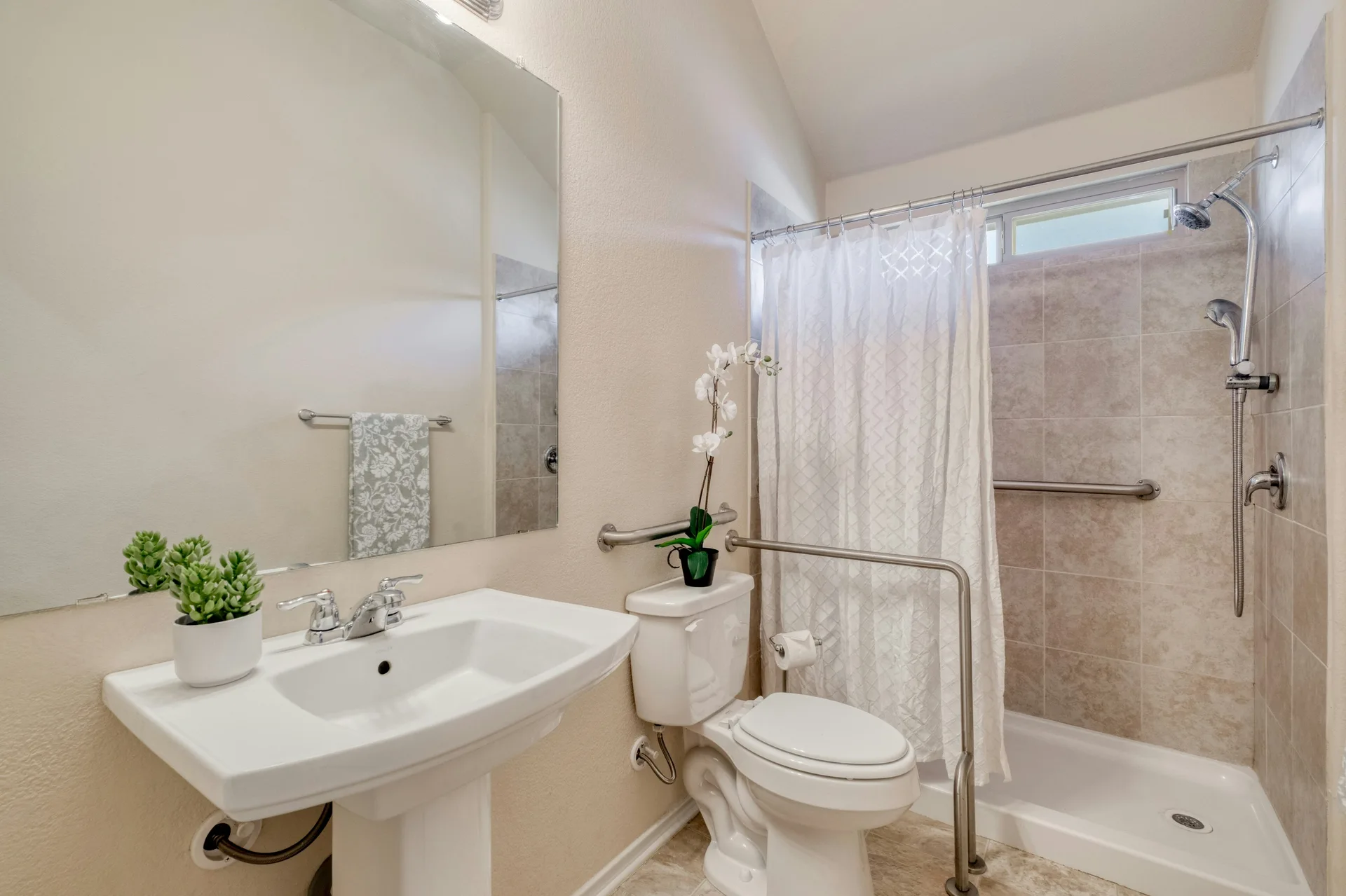 Rare Cul-de-Sac Gem in Manor – With No Neighbor on One Side and Access to HOA-owned Greenspace Right Outside Your Doorstep! photo 19