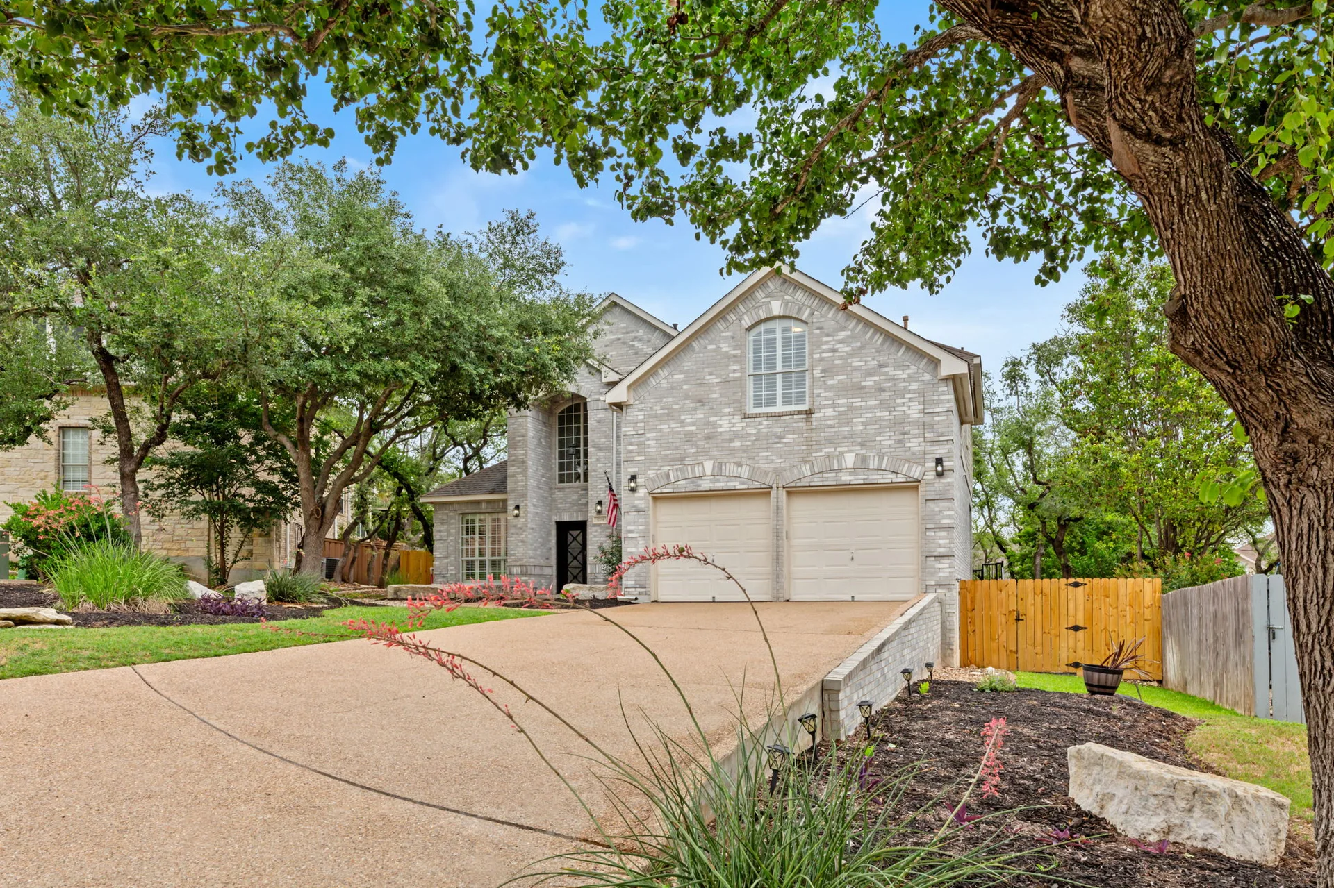 Elegant Cul-de-Sac Retreat in Steiner Ranch with Main-Level Guest Suite photo 2