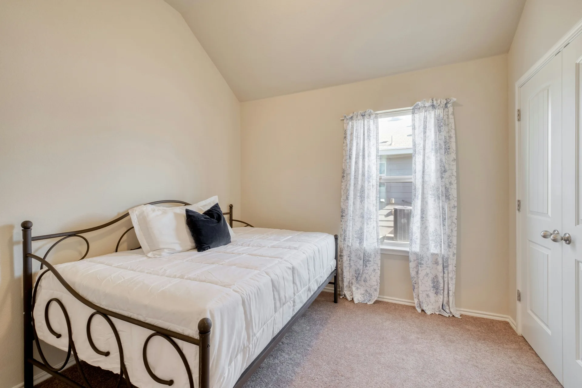 Rare Cul-de-Sac Gem in Manor – With No Neighbor on One Side and Access to HOA-owned Greenspace Right Outside Your Doorstep! photo 18