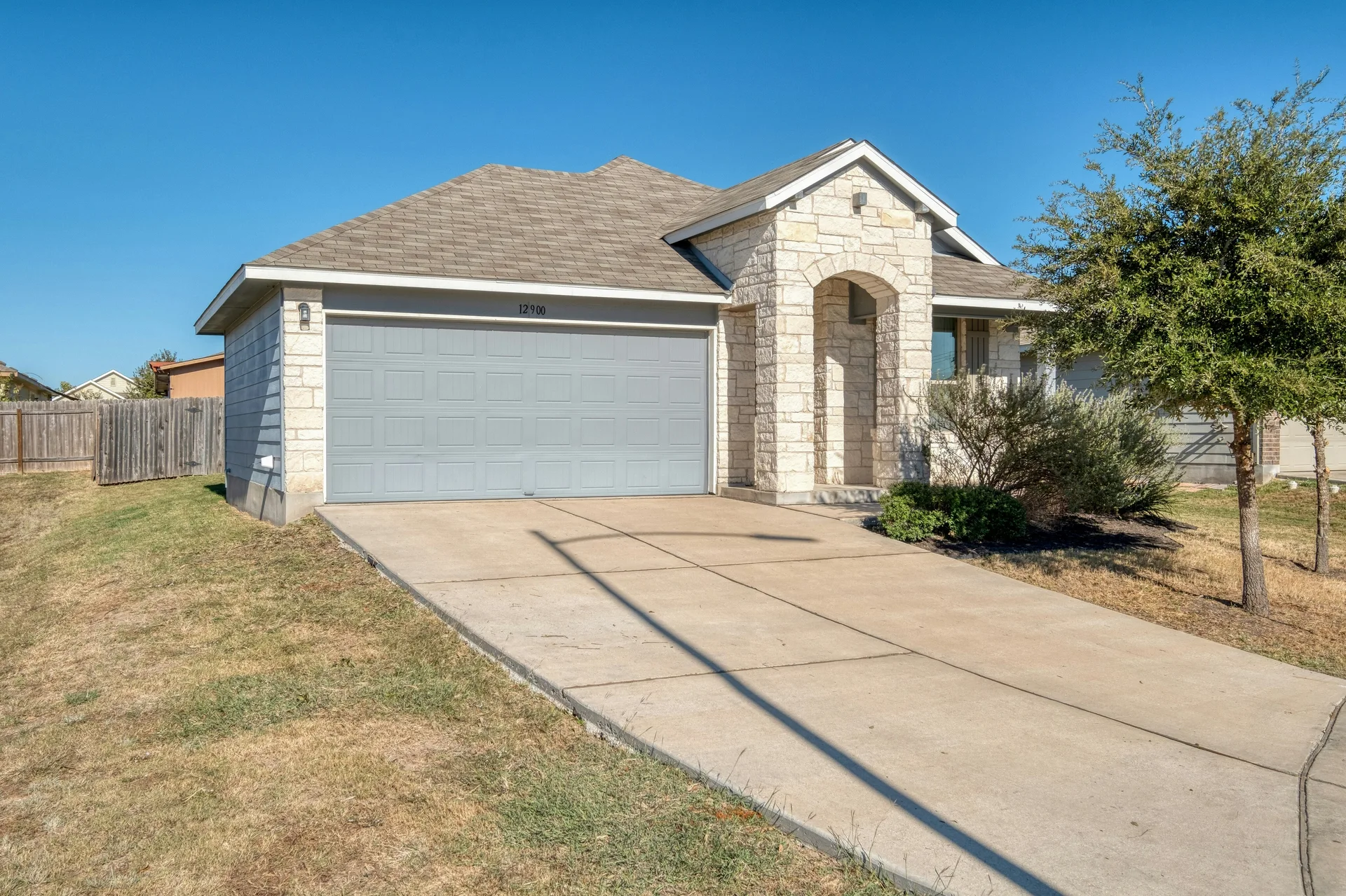 Rare Cul-de-Sac Gem in Manor – With No Neighbor on One Side and Access to HOA-owned Greenspace Right Outside Your Doorstep! photo 2