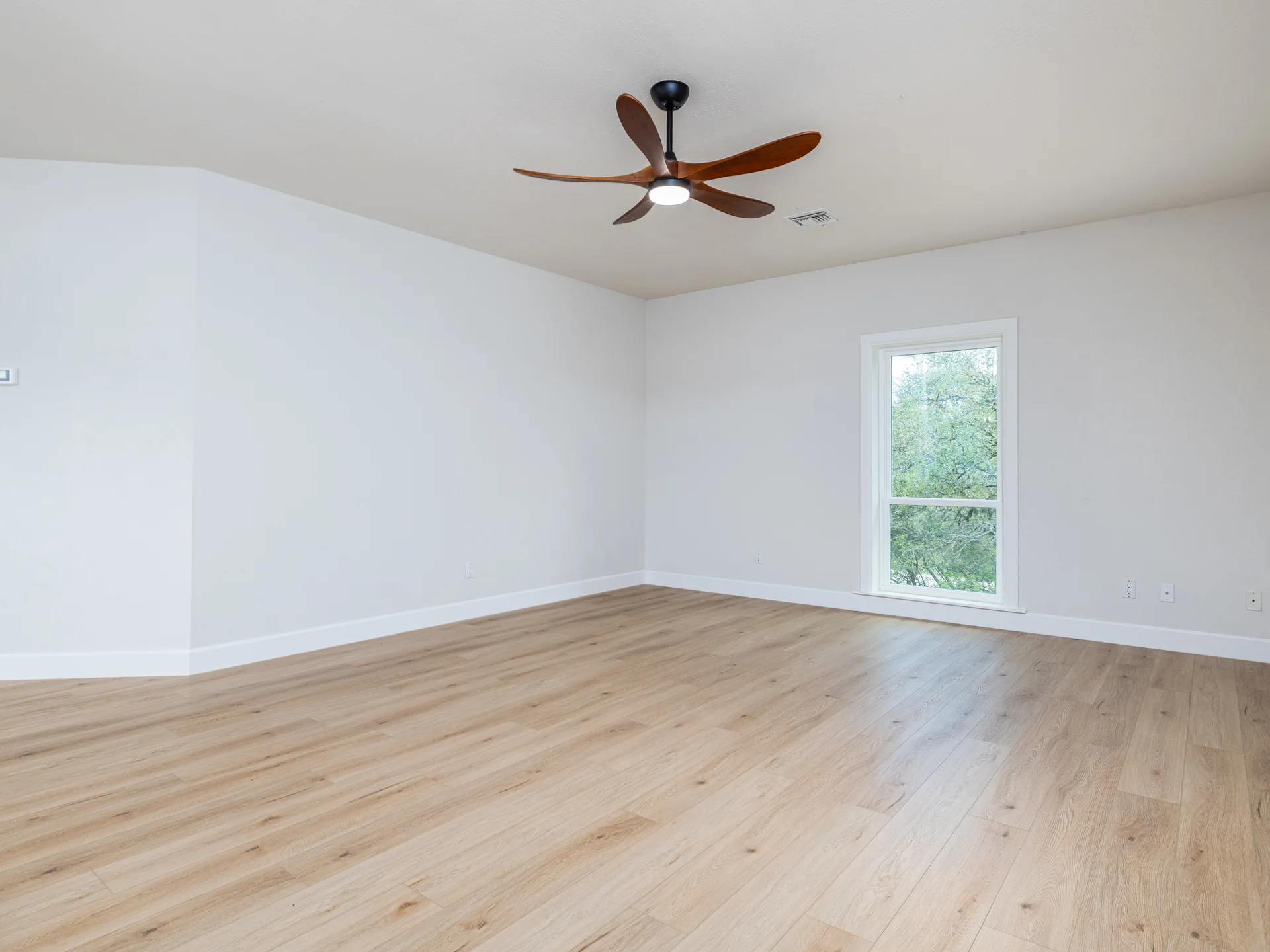 Designer-Renovated 6BR Estate Including Private Guest Apartment on 1.48 Acres photo 28