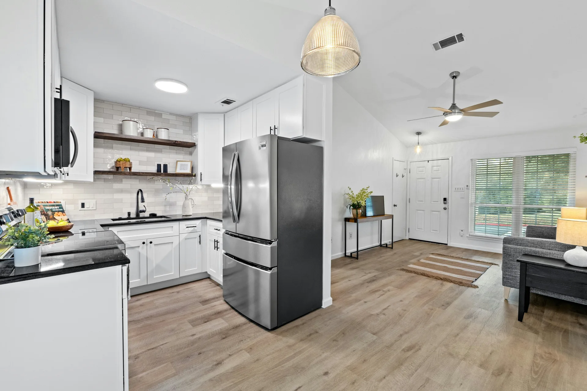 Bright & Chic Corner Lot Home in Coppertree Condos photo 10