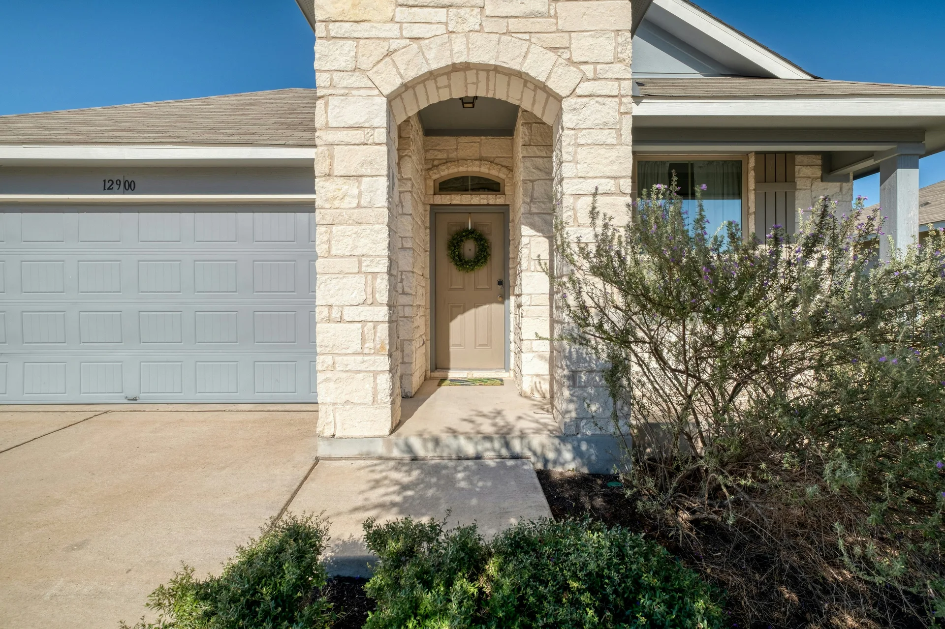 Rare Cul-de-Sac Gem in Manor – With No Neighbor on One Side and Access to HOA-owned Greenspace Right Outside Your Doorstep! photo 3