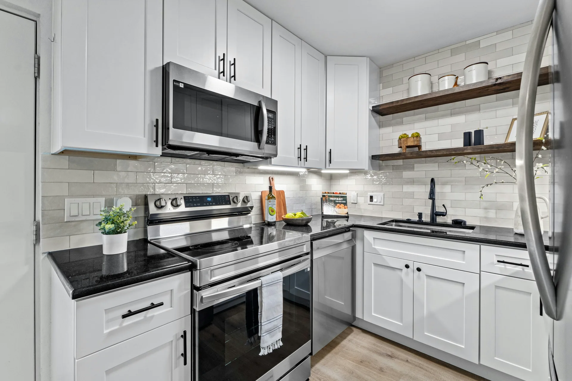 Bright & Chic Corner Lot Home in Coppertree Condos photo 12