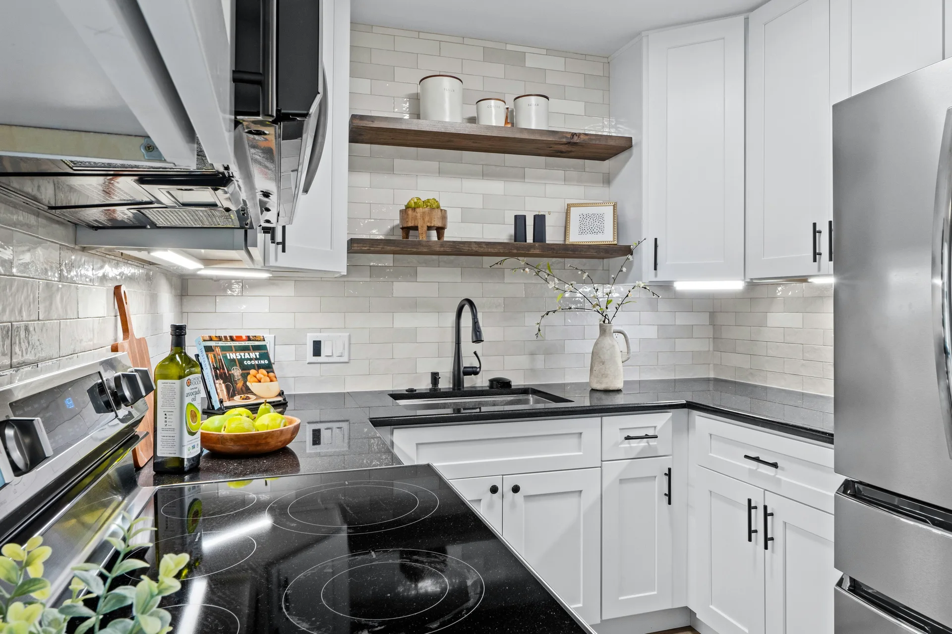 Bright & Chic Corner Lot Home in Coppertree Condos photo 13