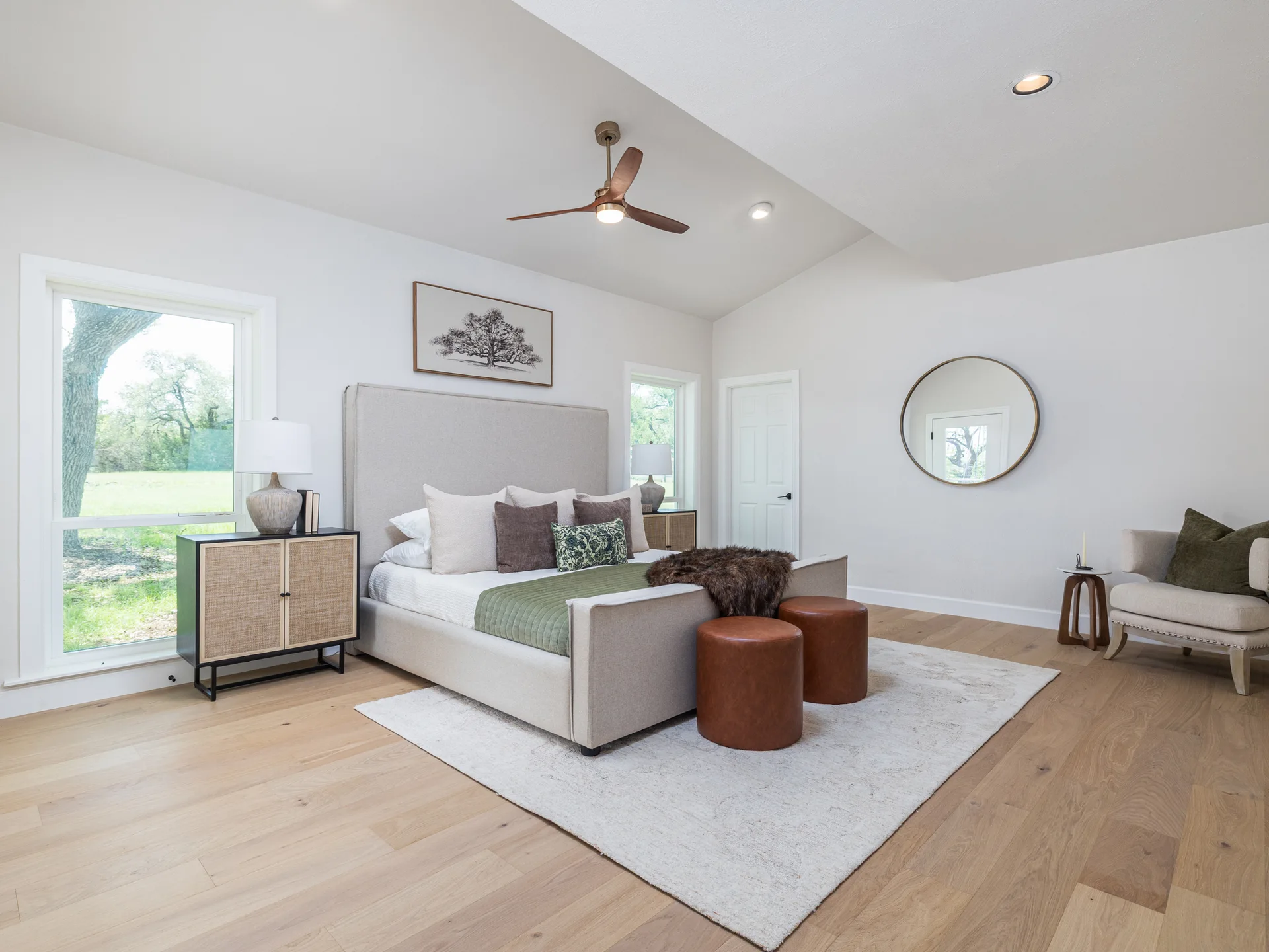 Designer-Renovated 6BR Estate Including Private Guest Apartment on 1.48 Acres photo 12