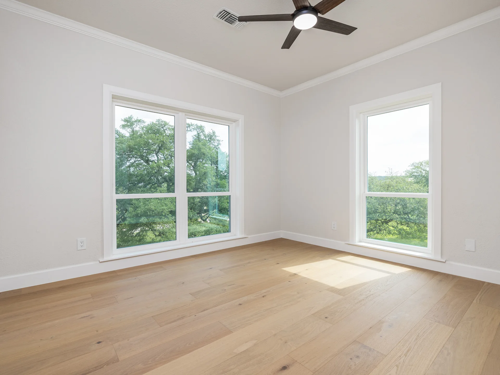 Designer-Renovated 6BR Estate Including Private Guest Apartment on 1.48 Acres photo 18
