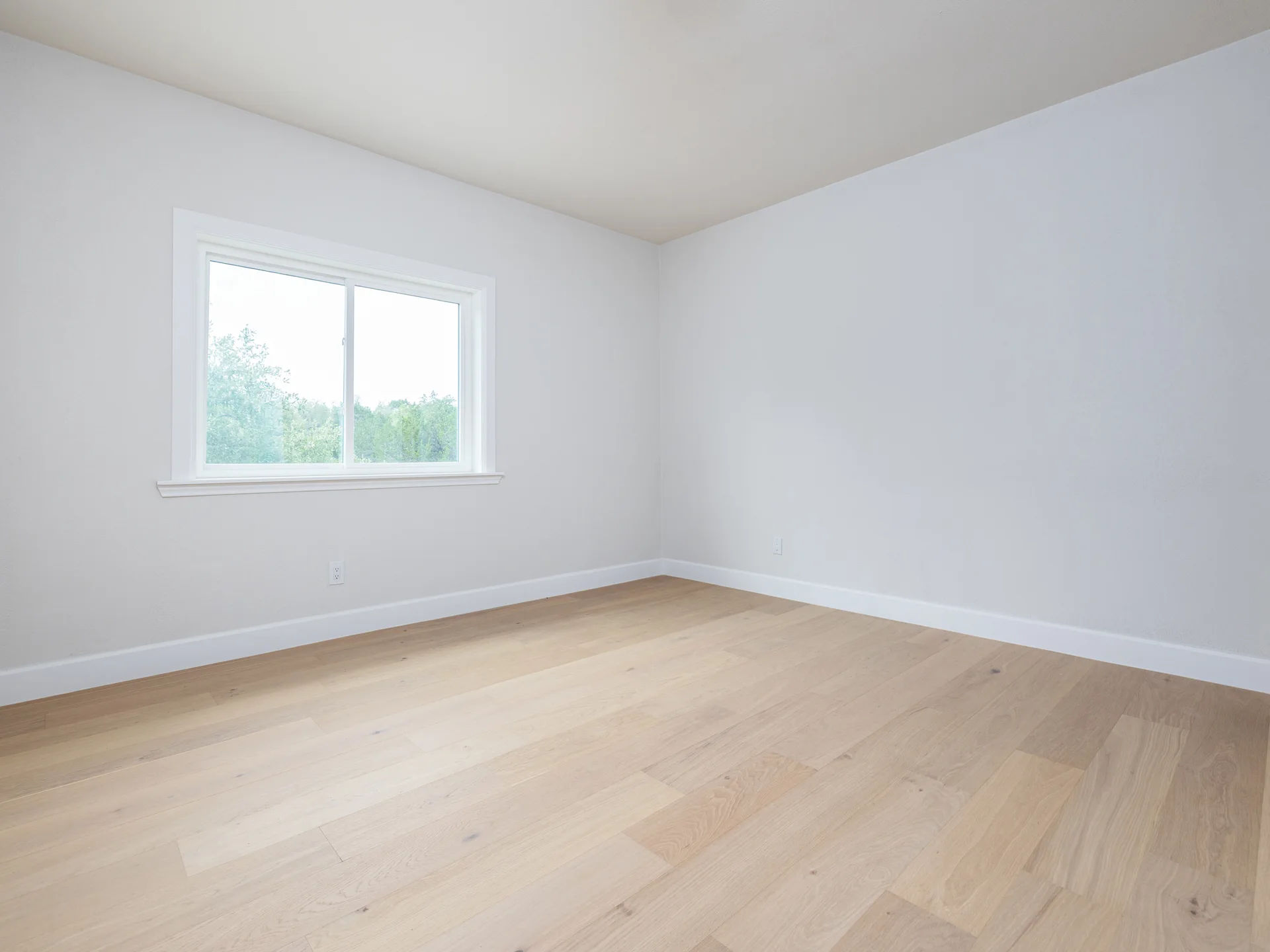 Designer-Renovated 6BR Estate Including Private Guest Apartment on 1.48 Acres photo 22