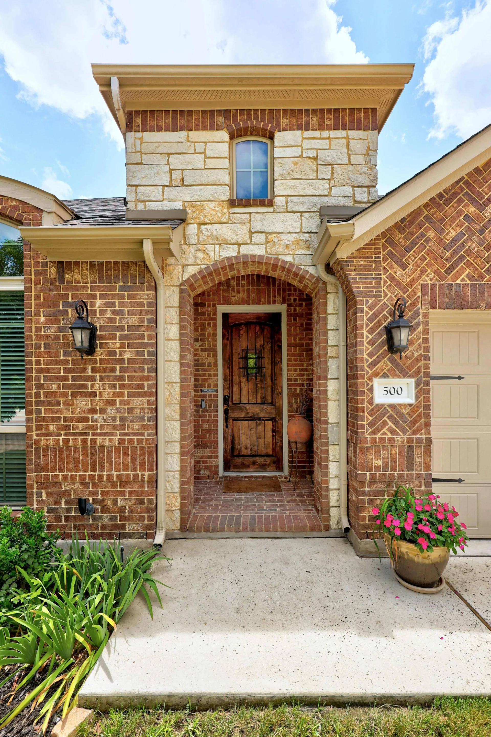 Beautifully Appointed Single-Story in Oak Creek: Modern Floors and Screened-In Patio Overlooking Green Space w/ NO Backyard Neighbor! photo 6