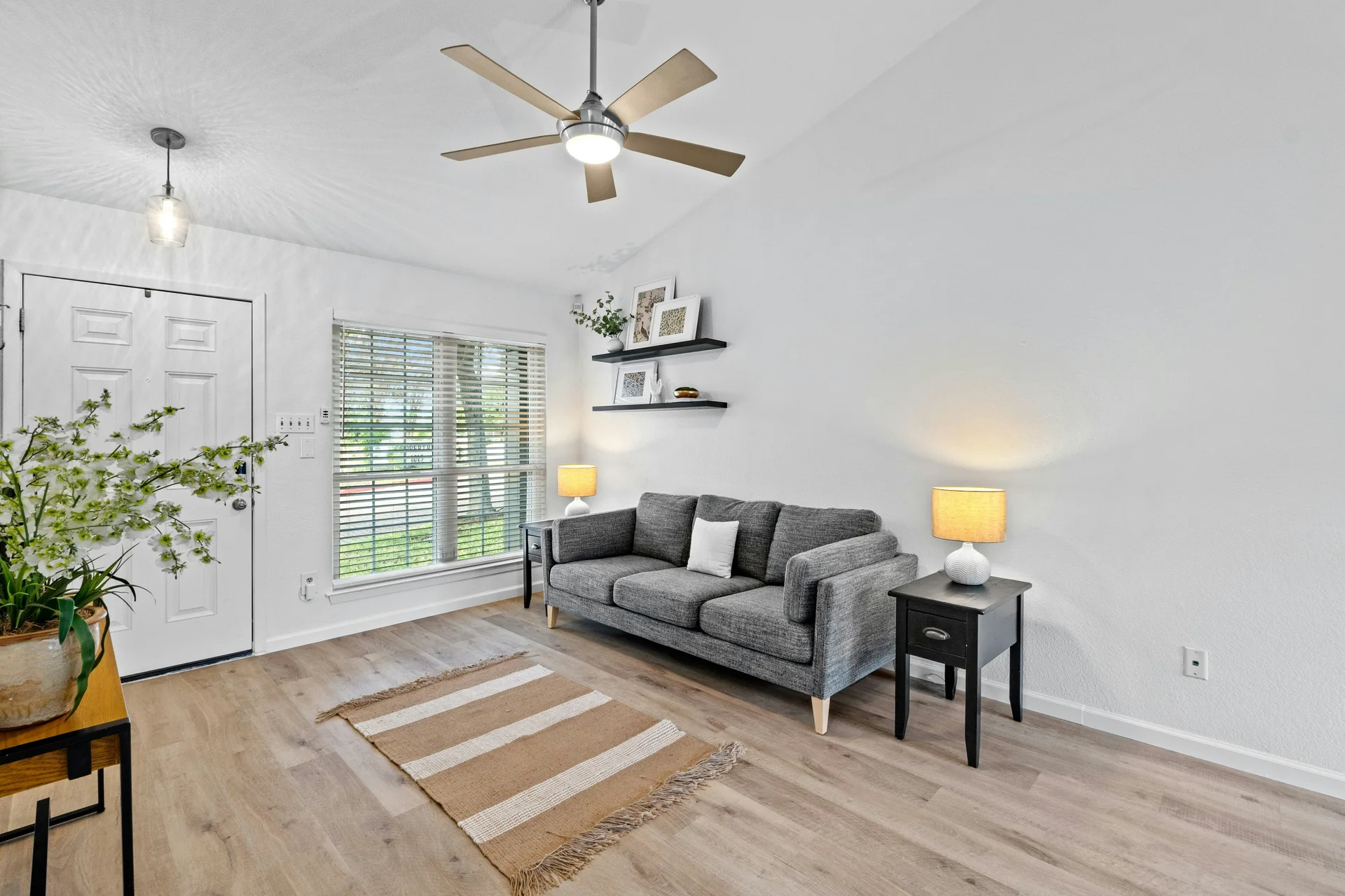 Bright & Chic Corner Lot Home in Coppertree Condos photo 8