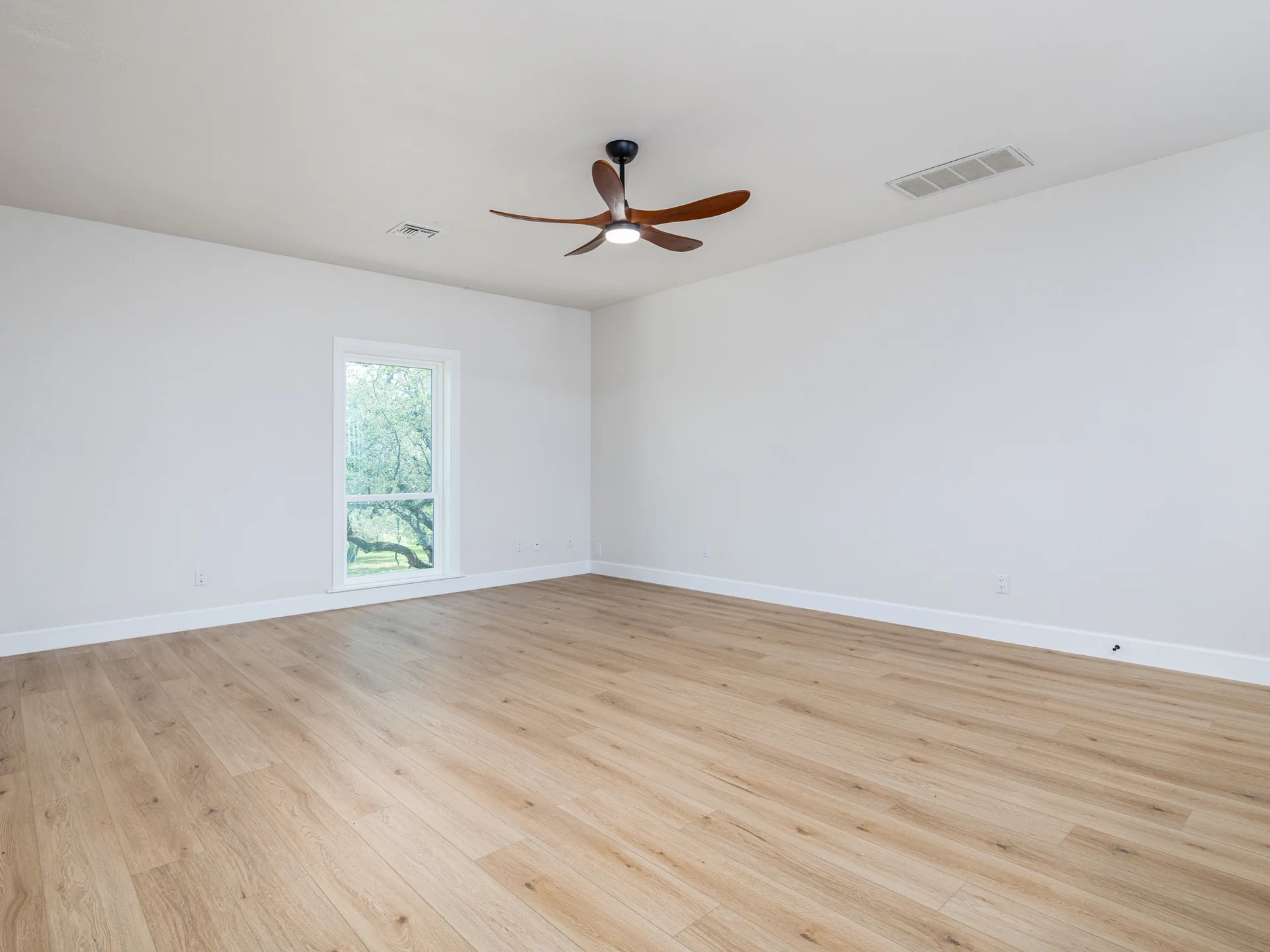 Designer-Renovated 6BR Estate Including Private Guest Apartment on 1.48 Acres photo 27