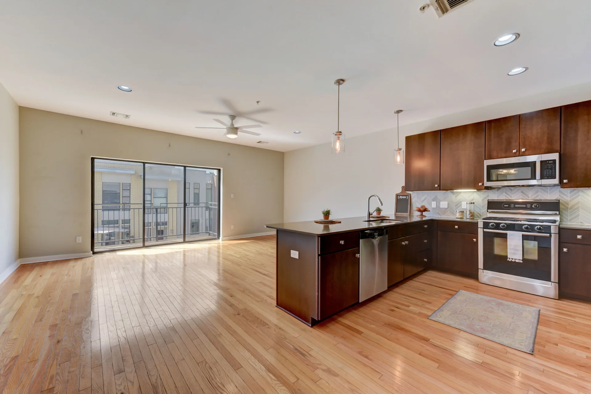 Modern 1/1 Condo in Vibrant South Austin for Lease! photo 2