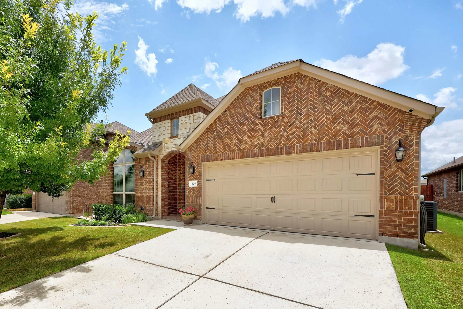 Beautifully Appointed Single-Story in Oak Creek: Modern Floors and Screened-In Patio Overlooking Green Space w/ NO Backyard Neighbor! photo 2