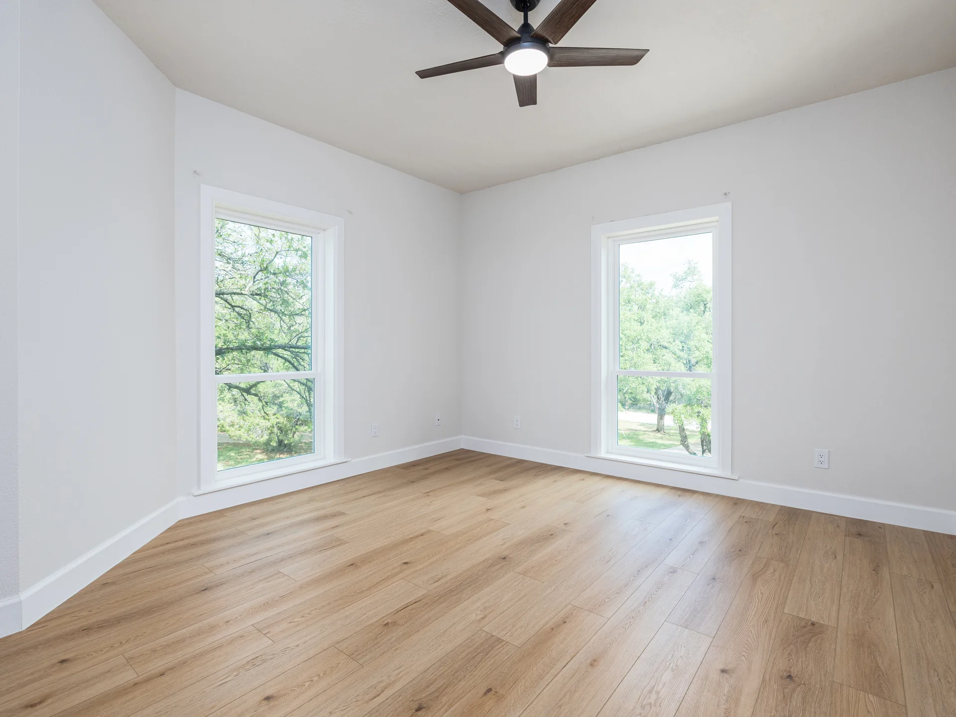 Designer-Renovated 6BR Estate Including Private Guest Apartment on 1.48 Acres photo 25