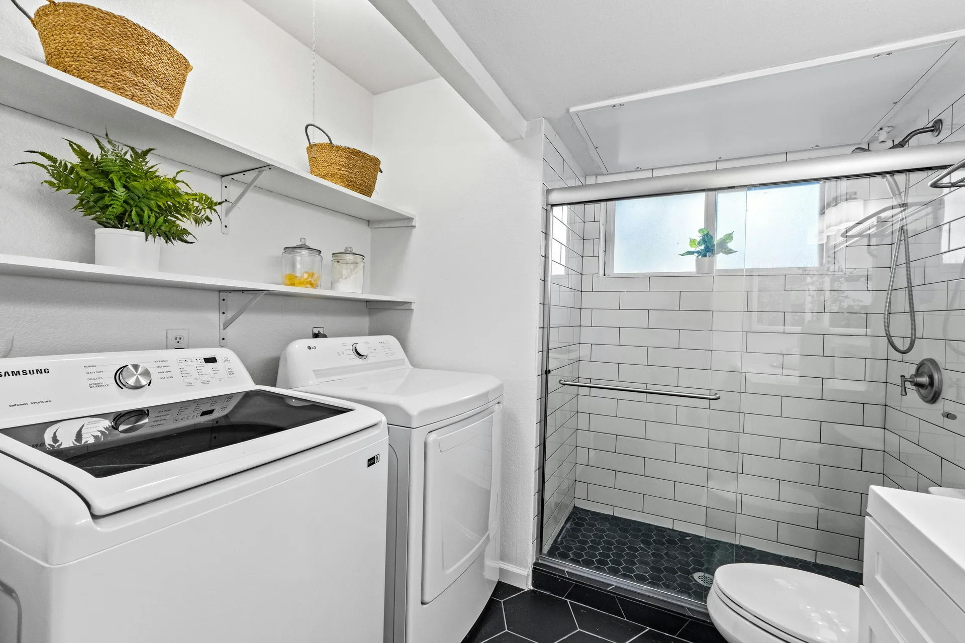 Bright & Chic Corner Lot Home in Coppertree Condos photo 18