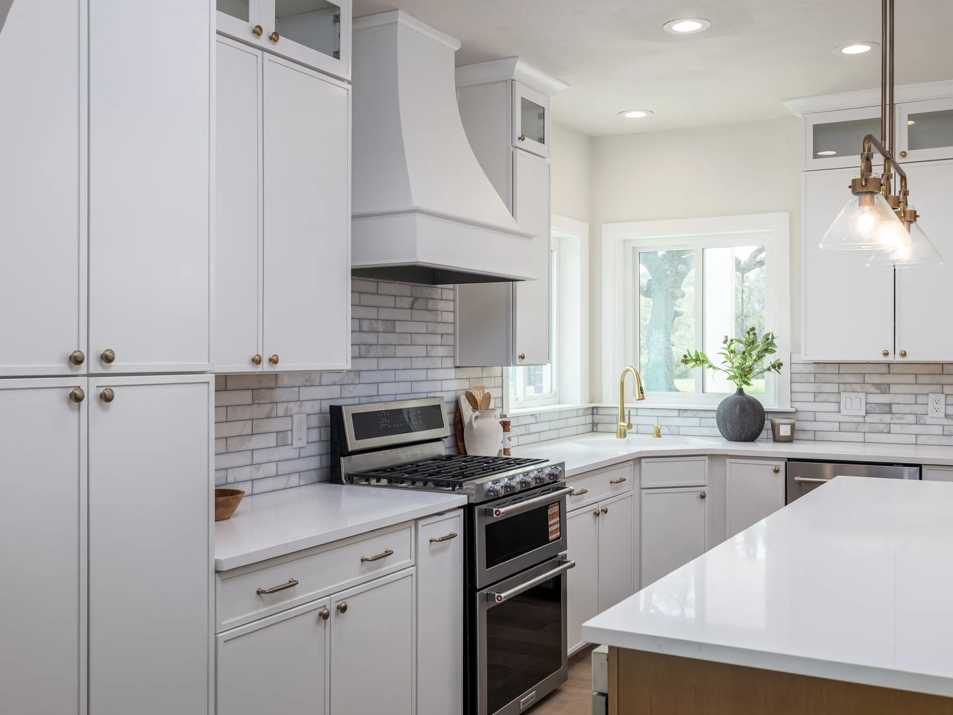 Designer-Renovated 6BR Estate Including Private Guest Apartment on 1.48 Acres photo 9