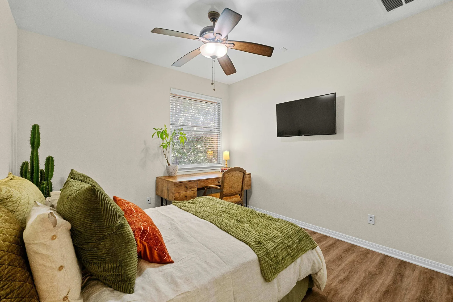 Modern Crestview Two-story Home: Updated Primary Bath, New Roof – Investor Friendly! photo 25