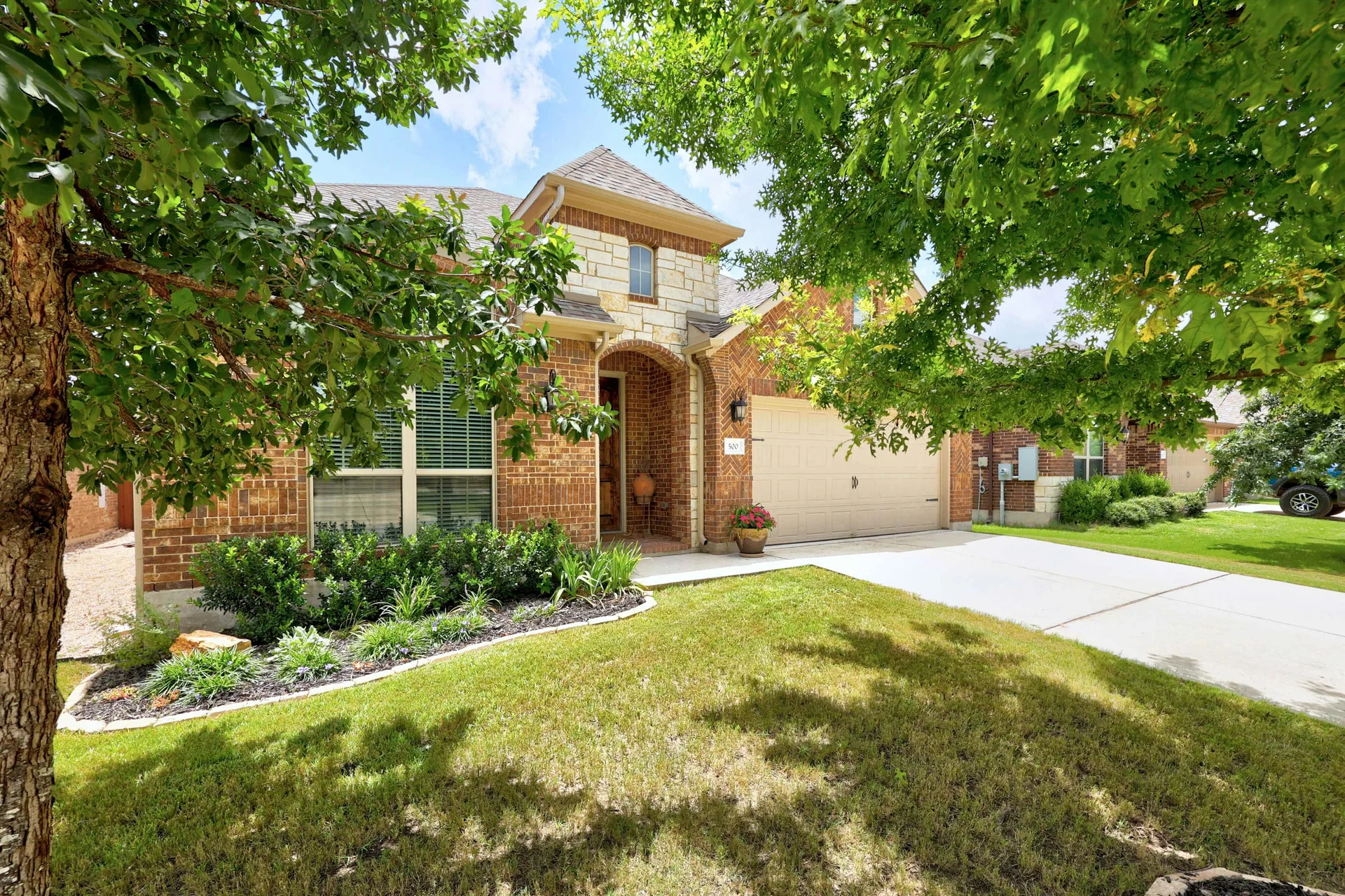 Beautifully Appointed Single-Story in Oak Creek: Modern Floors and Screened-In Patio Overlooking Green Space w/ NO Backyard Neighbor! photo 5
