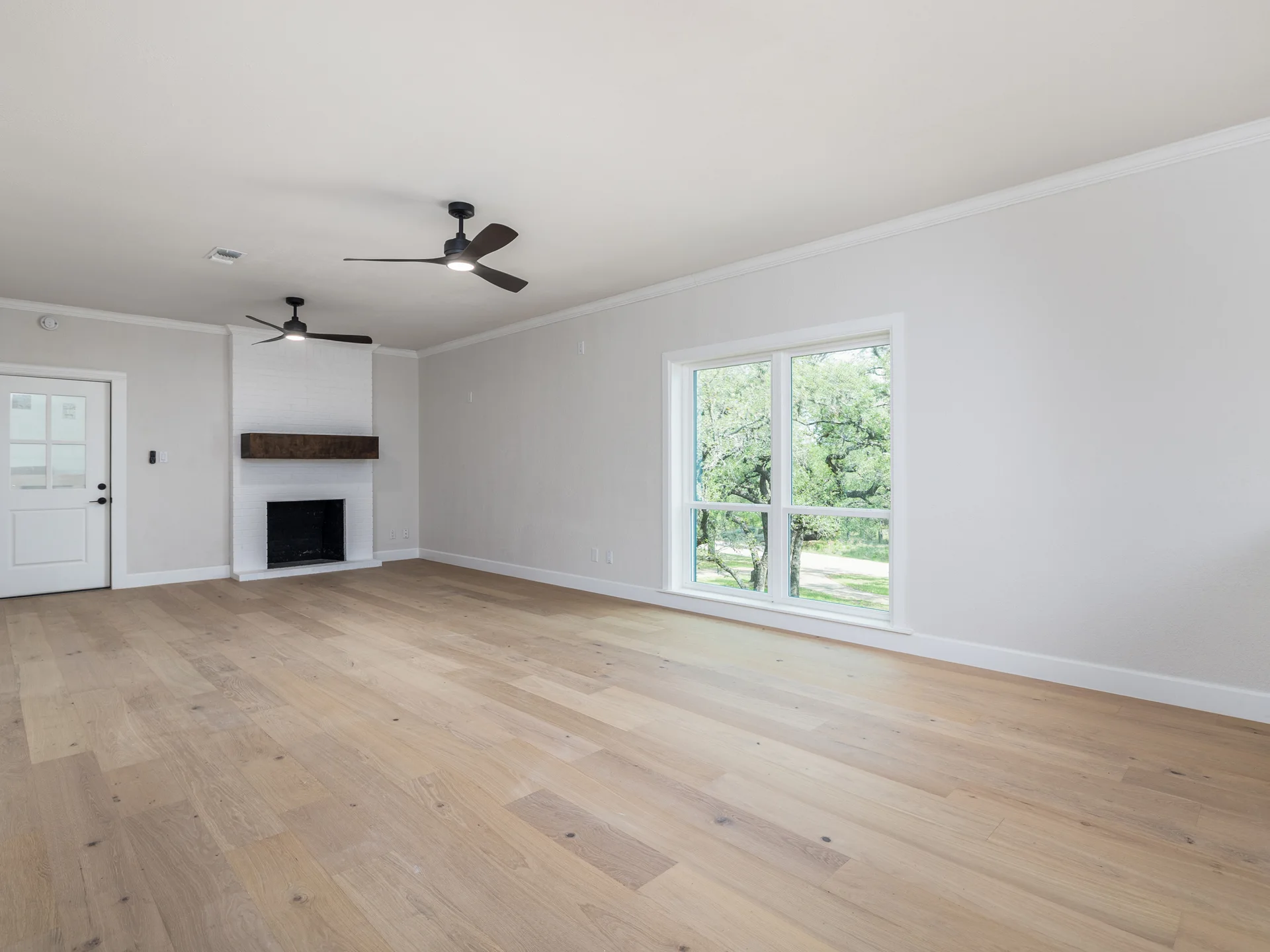 Designer-Renovated 6BR Estate Including Private Guest Apartment on 1.48 Acres photo 24