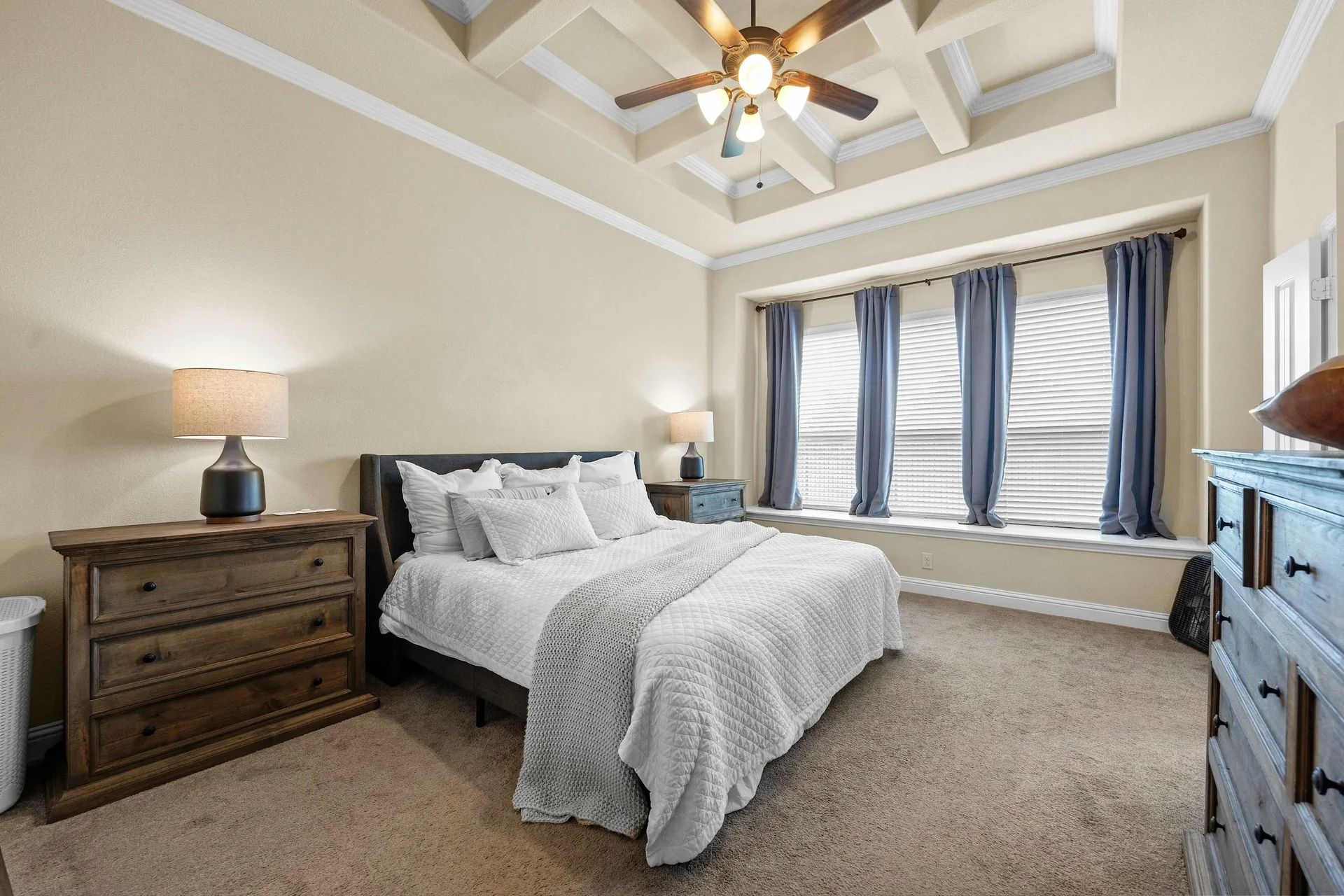 Beautifully Appointed Single-Story in Oak Creek: Modern Floors and Screened-In Patio Overlooking Green Space w/ NO Backyard Neighbor! photo 18