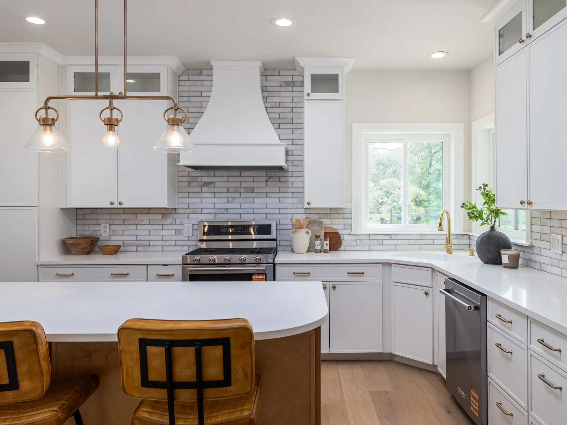 Designer-Renovated 6BR Estate Including Private Guest Apartment on 1.48 Acres photo 8
