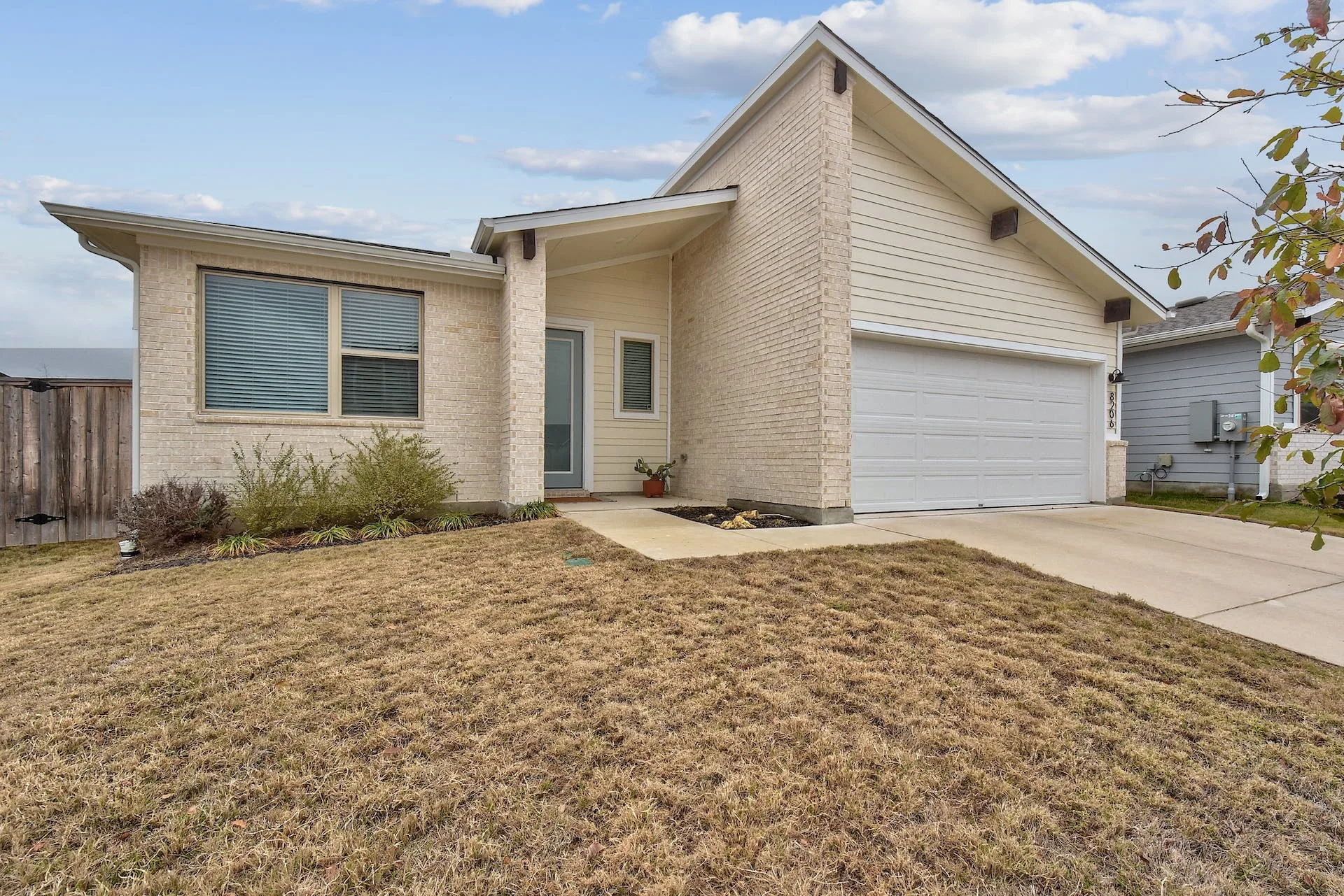 8206 Dampton Ln, Austin, Texas 78744 photo 2