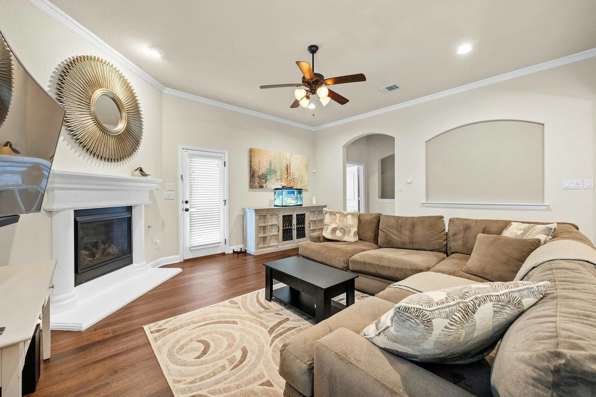Beautifully Appointed Single-Story in Oak Creek: Modern Floors and Screened-In Patio Overlooking Green Space w/ NO Backyard Neighbor! photo 8