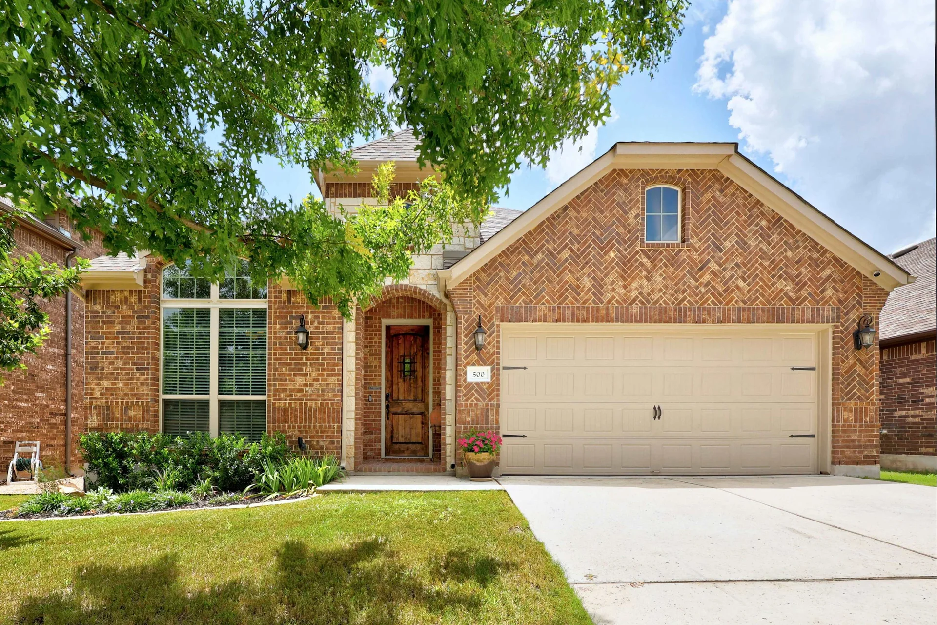 Beautifully Appointed Single-Story in Oak Creek: Modern Floors and Screened-In Patio Overlooking Green Space w/ NO Backyard Neighbor! photo 4
