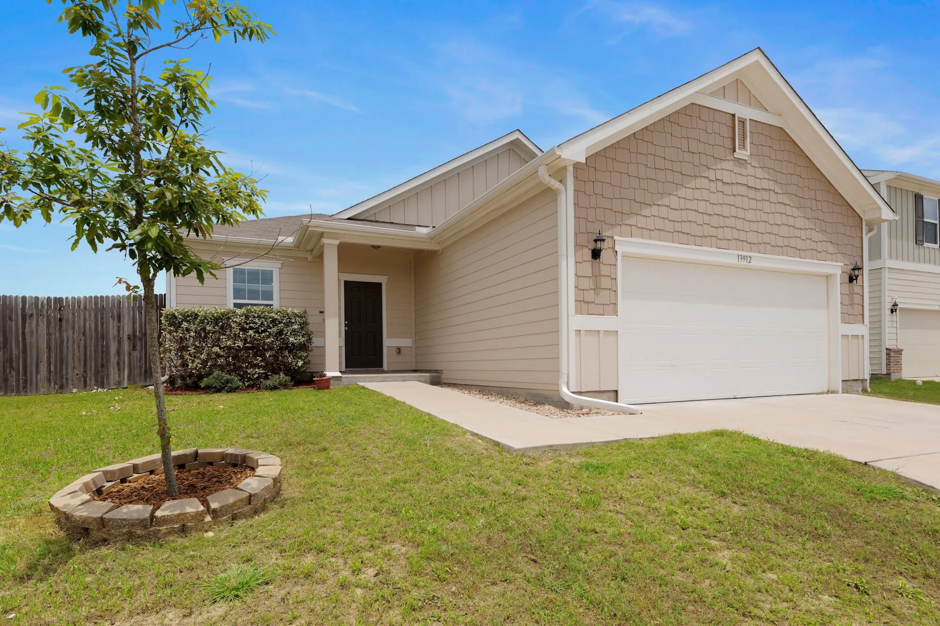 13912 Mark Christopher Way, Manor photo 3