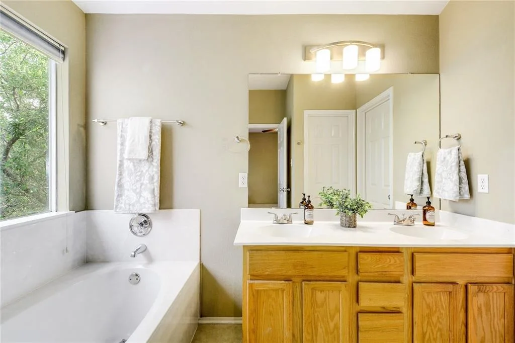 Stunning Milwood Home: Prime Location and Secluded Backyard that Backs to a Greenspace! photo 16