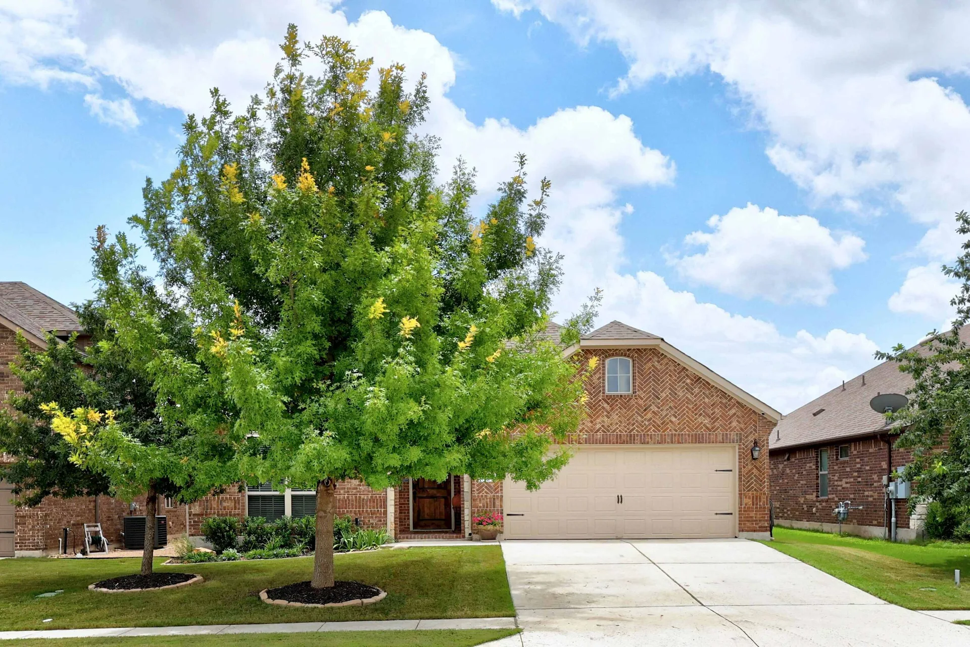 Beautifully Appointed Single-Story in Oak Creek: Modern Floors and Screened-In Patio Overlooking Green Space w/ NO Backyard Neighbor! photo 3