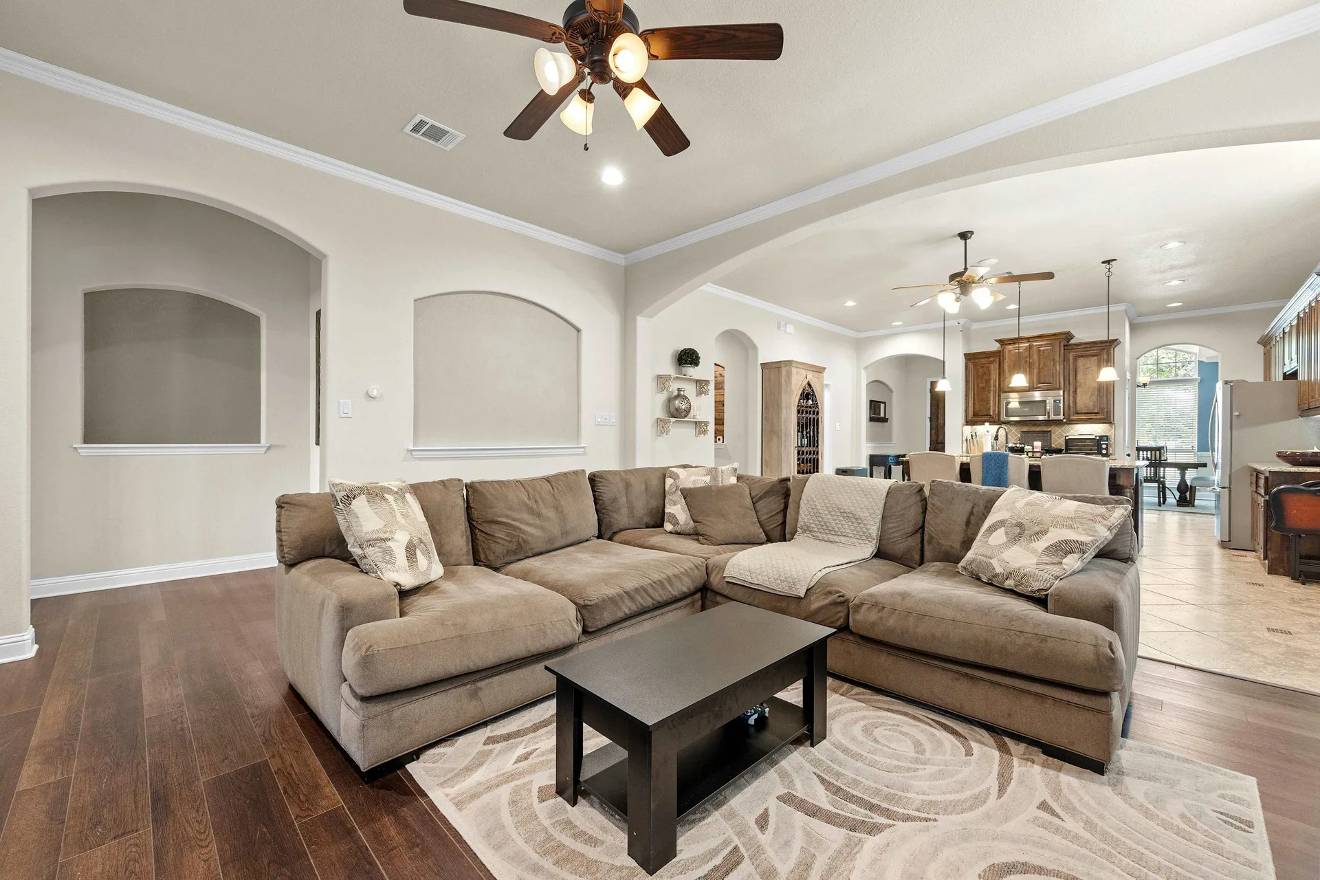 Beautifully Appointed Single-Story in Oak Creek: Modern Floors and Screened-In Patio Overlooking Green Space w/ NO Backyard Neighbor! photo 9
